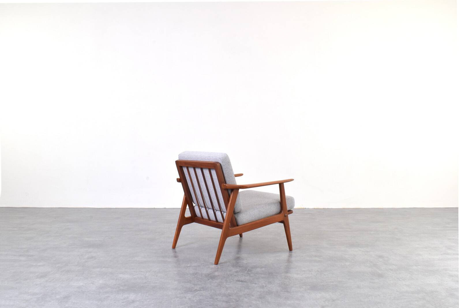 Fauteuil en teck danois des années 1960.
