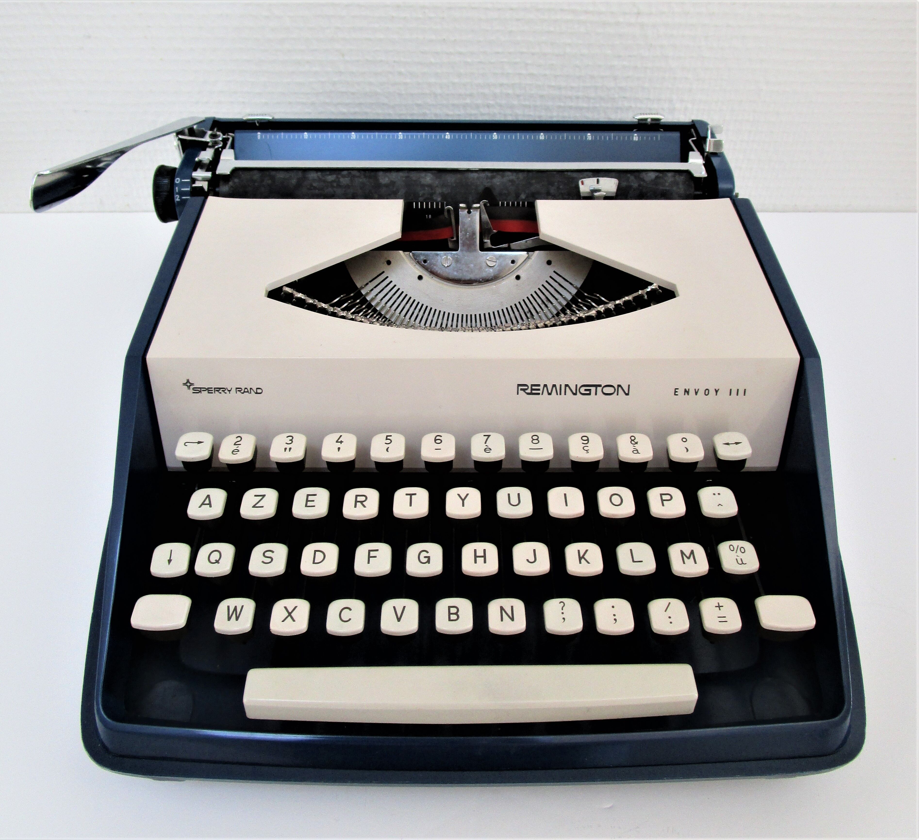 typewriter Remington Sperry rand Envoy III blue and white 70s