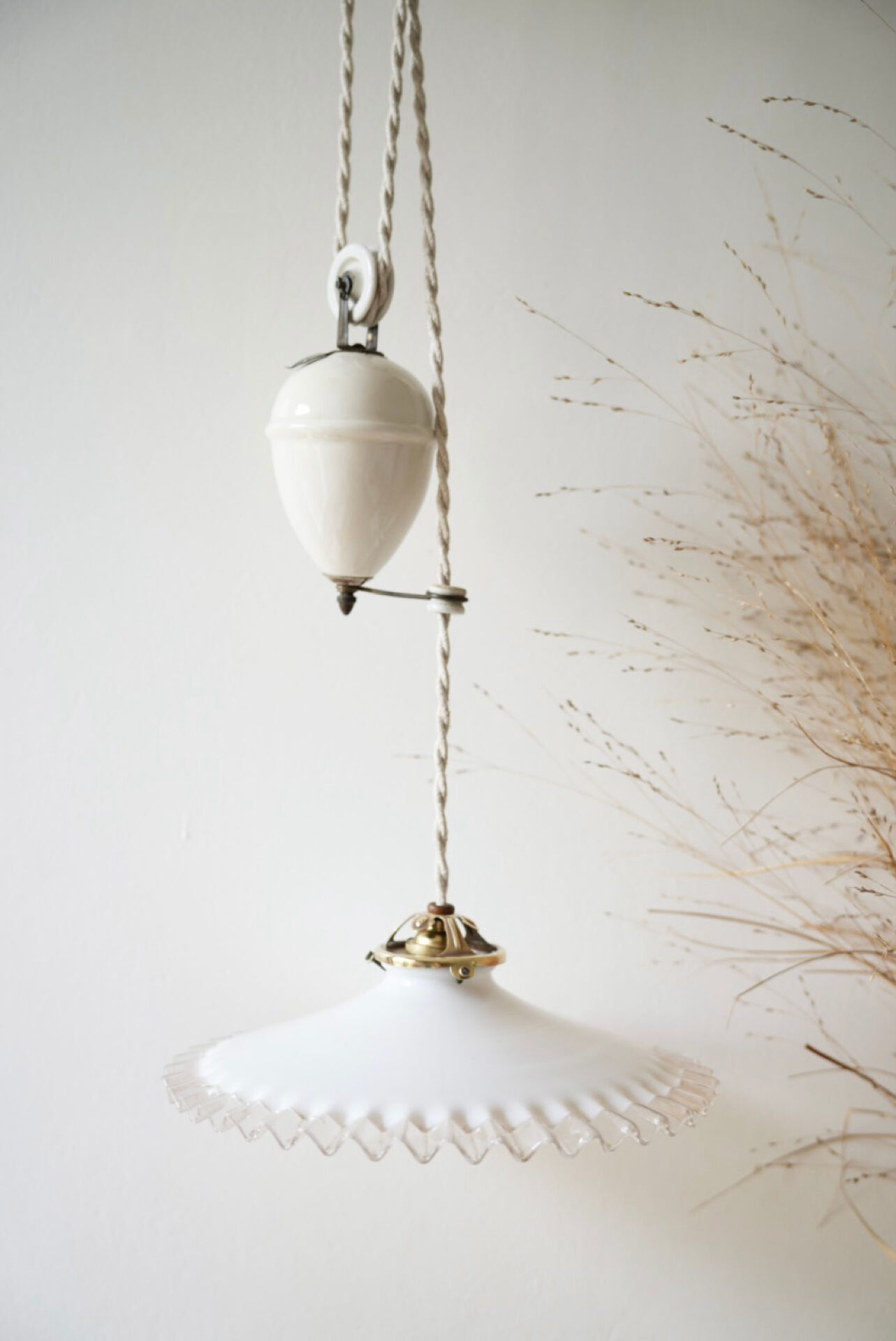 Opaline suspension, adjustable height.
