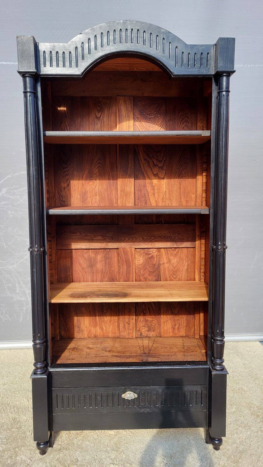 Monumental library with black two-tone oak.