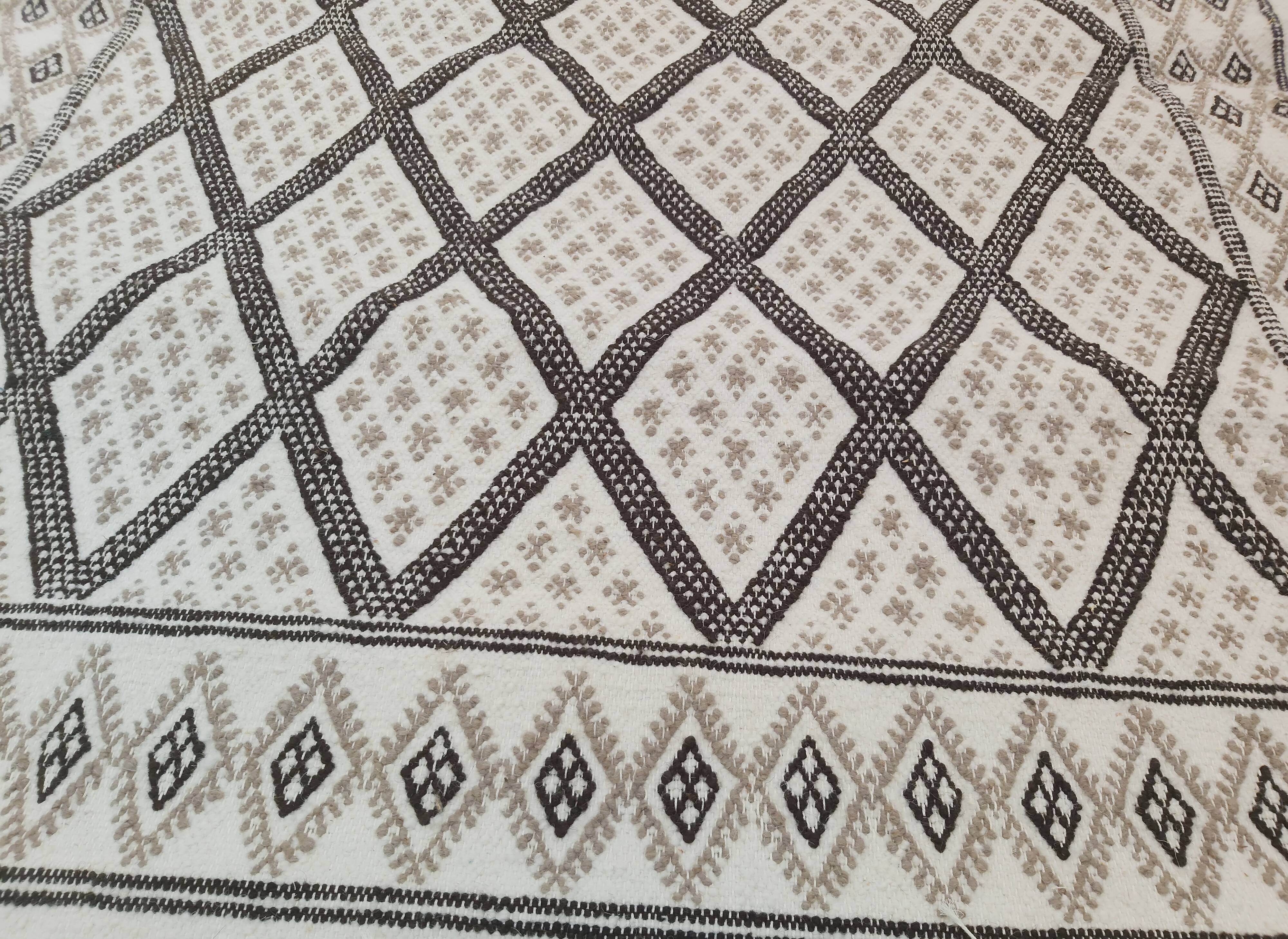 Traditional handmade white and grey carpet 178x125cm