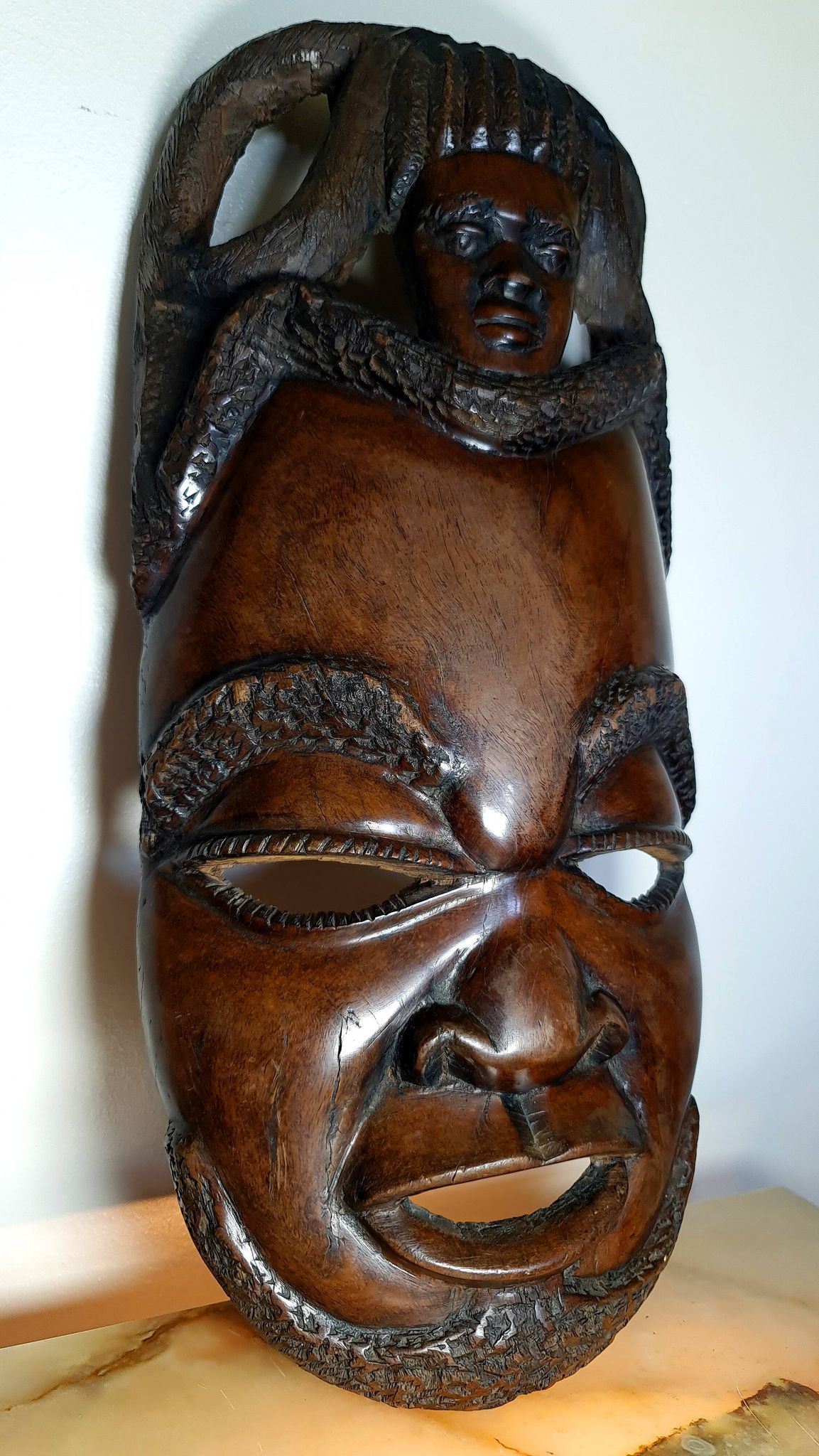 Visage énigmatique d'Afrique sculpté en bois d'ébène