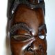 Visage énigmatique d'Afrique sculpté en bois d'ébène