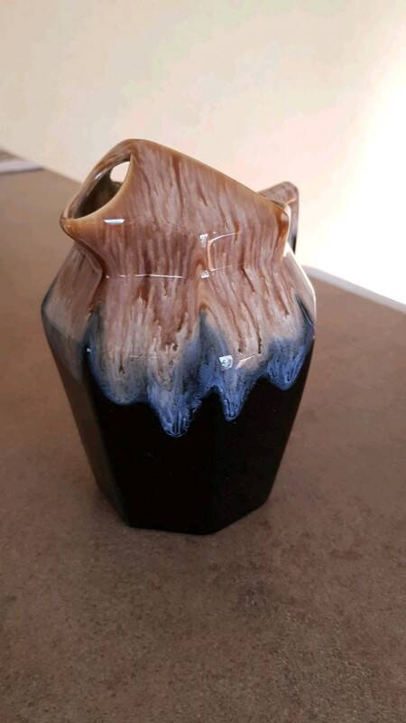 Broc ancien en céramique émaillée