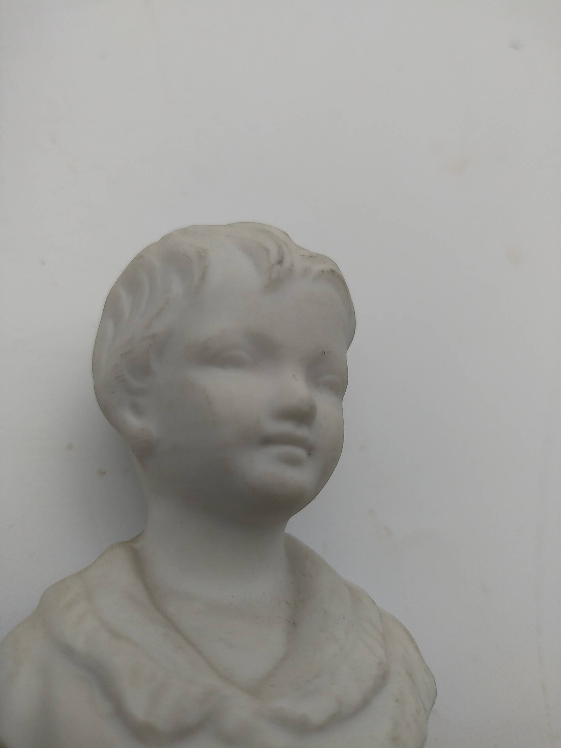 Bustes enfants en biscuit .Capodimonte. 9 cm .