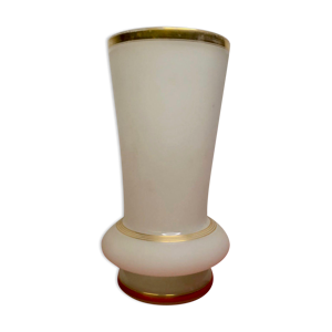 Ancien vase opaline blanche