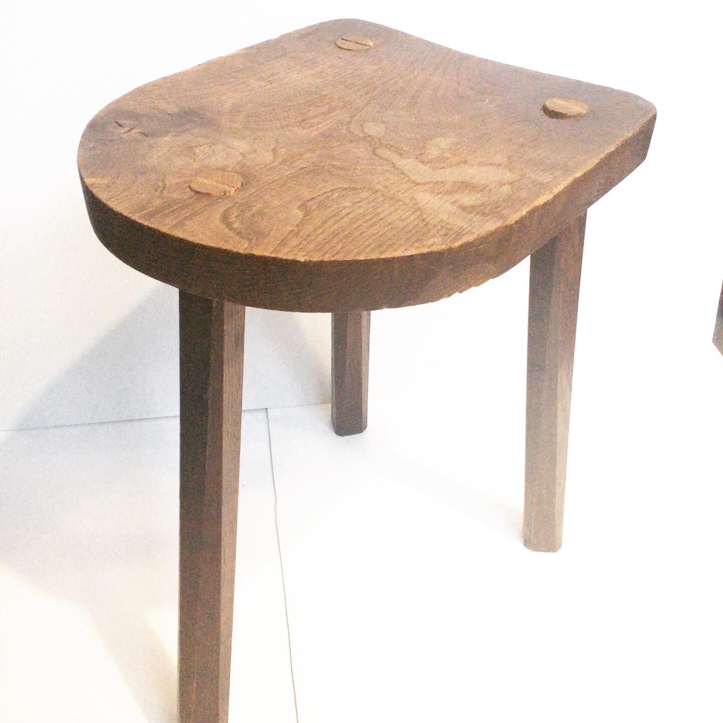 Tabouret de traite brutaliste en bois massif