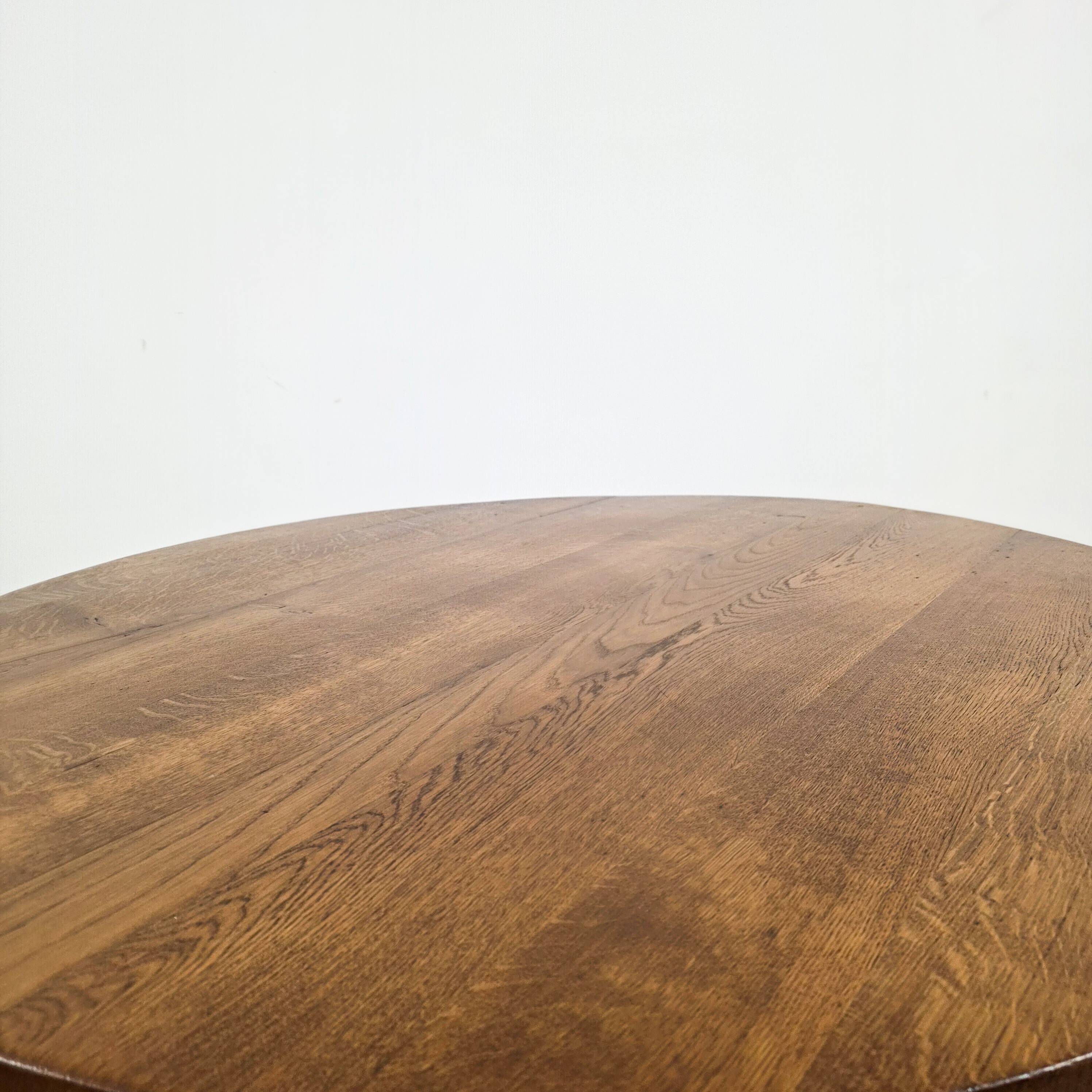 Beautiful solid oak dining table from the 1970s.