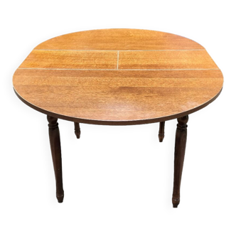 Round table with extensions