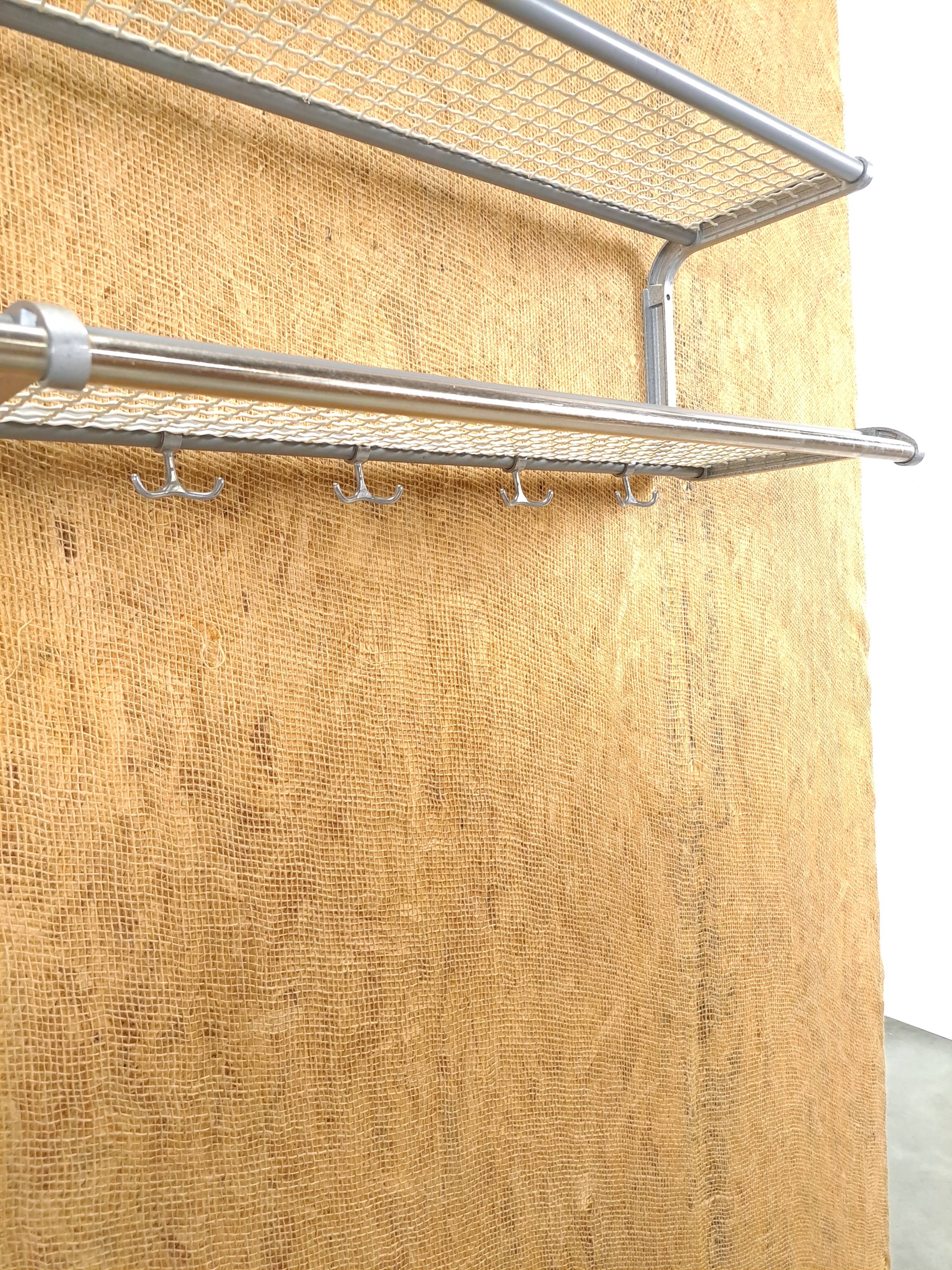 Grand porte-manteau en forme de train, provenant de Suède, n° 9