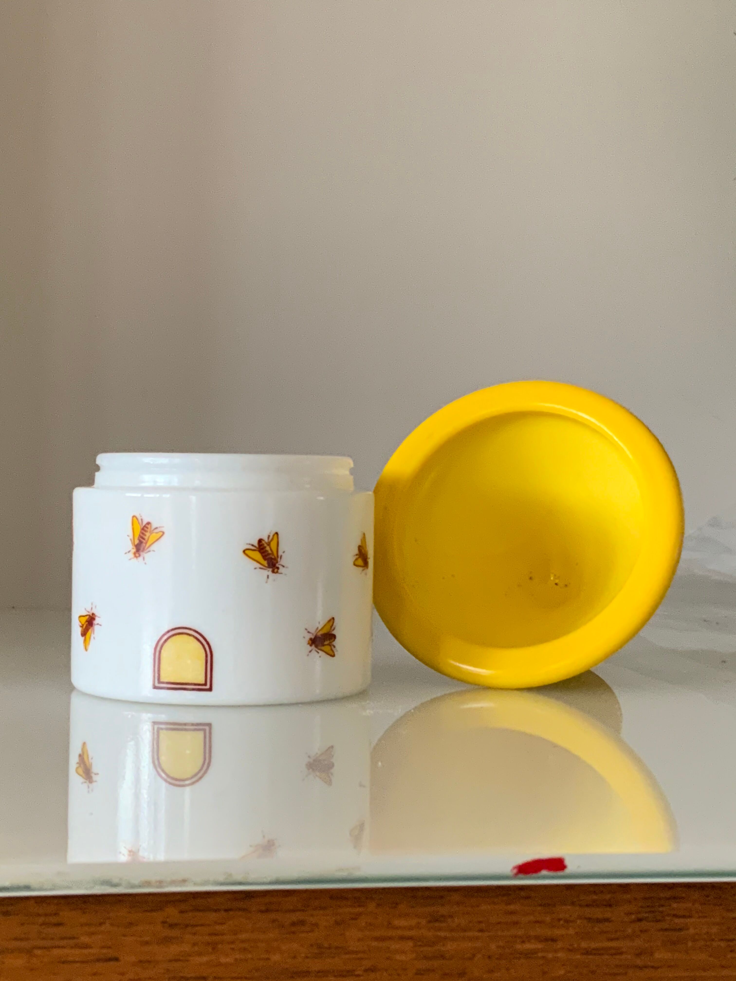 Former pot formed beehive in vintage opaline