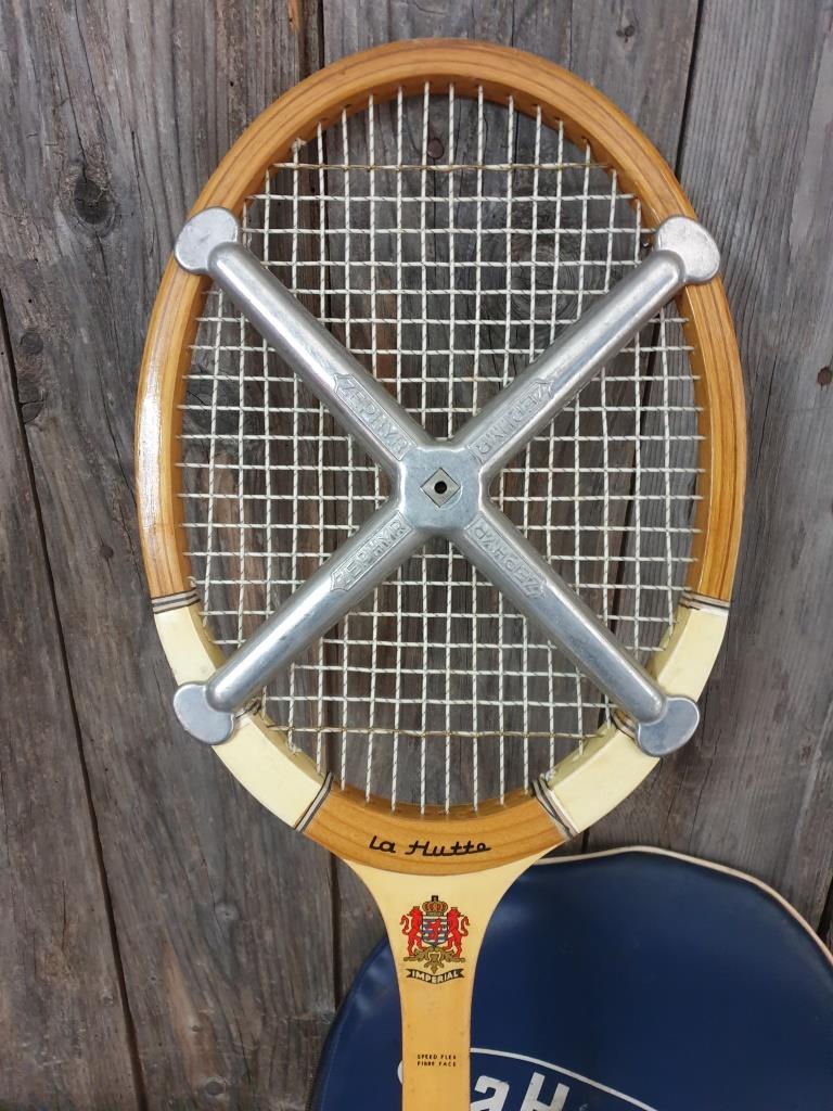 La hutte tennis racket