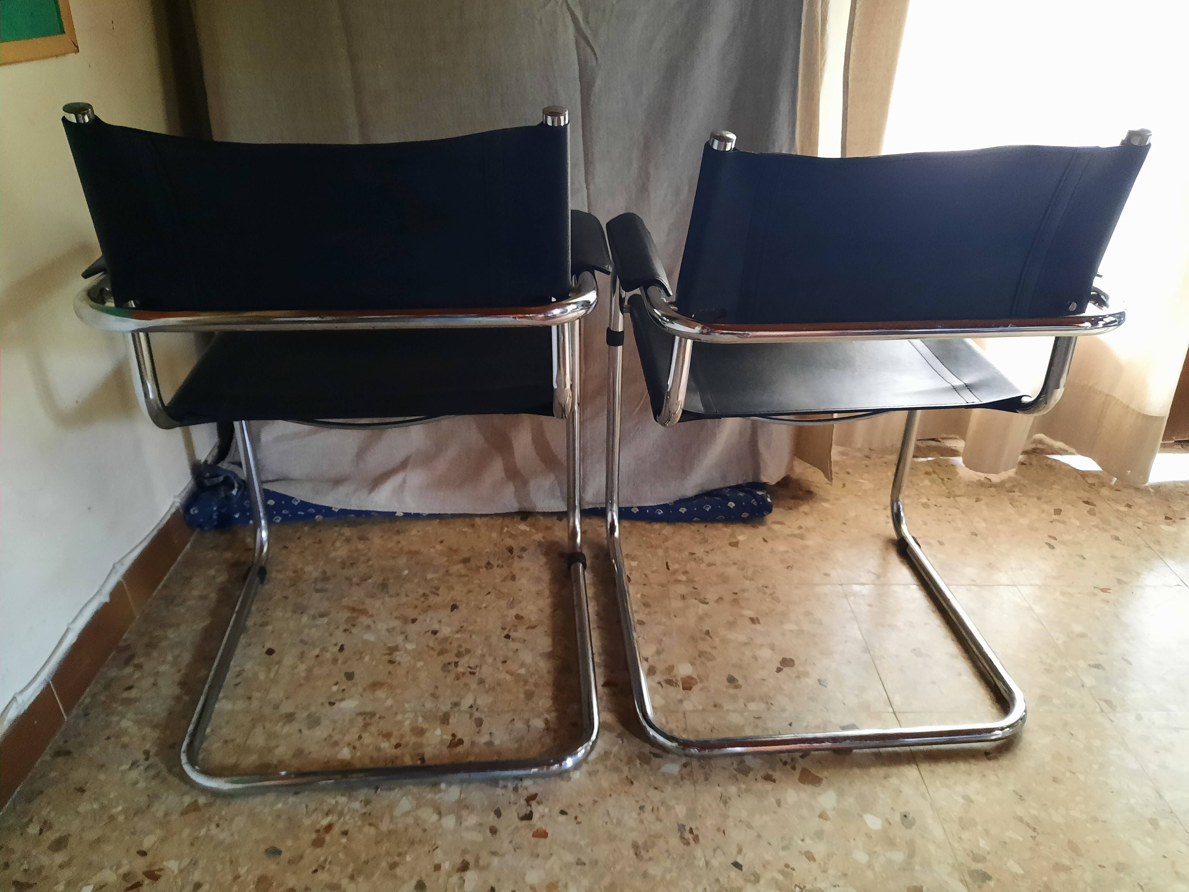 Paire de fauteuils cuir et chrome numérotés années 70