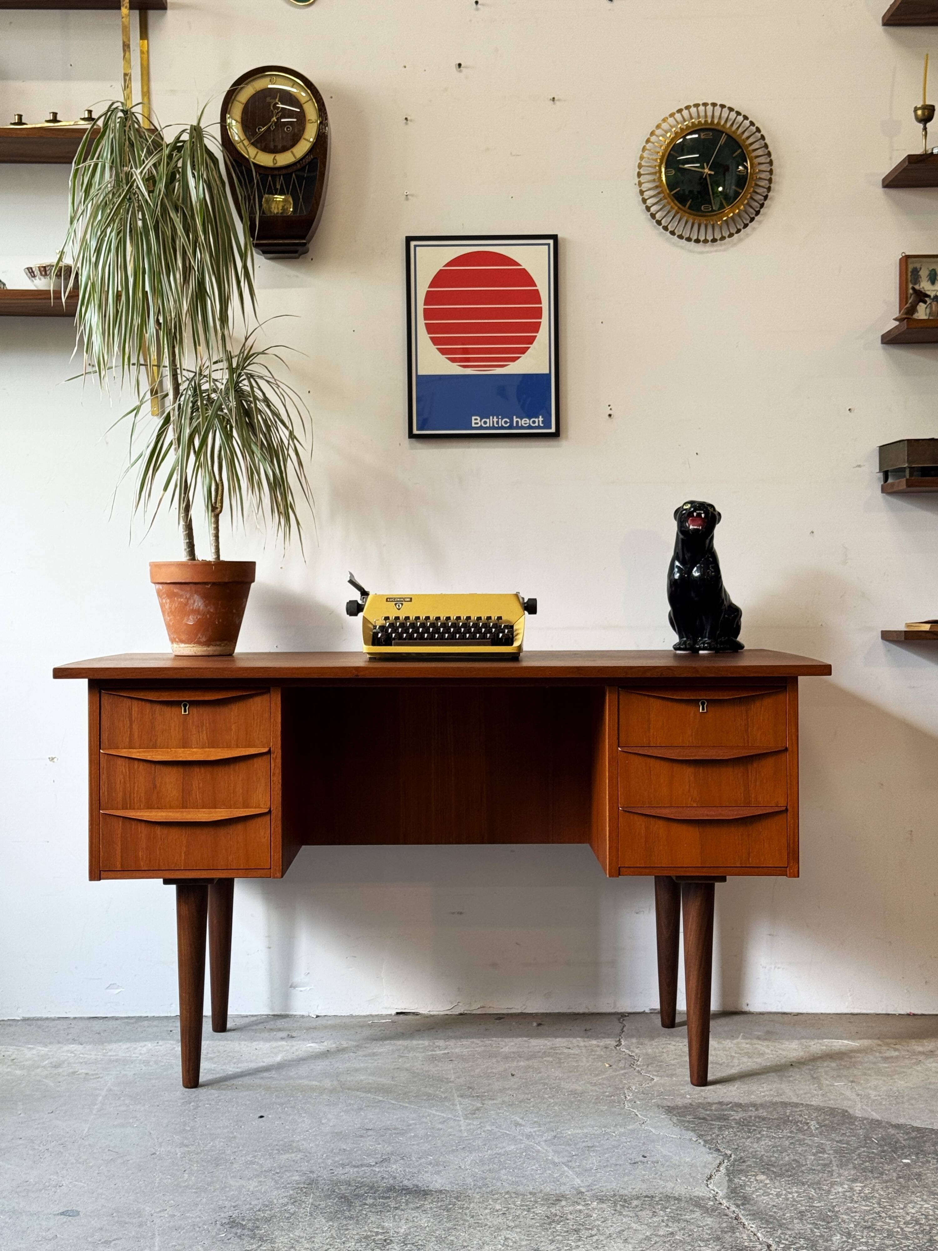 Freestanding teak desk, Denmark 60s/70s, vntg, mid-c modern