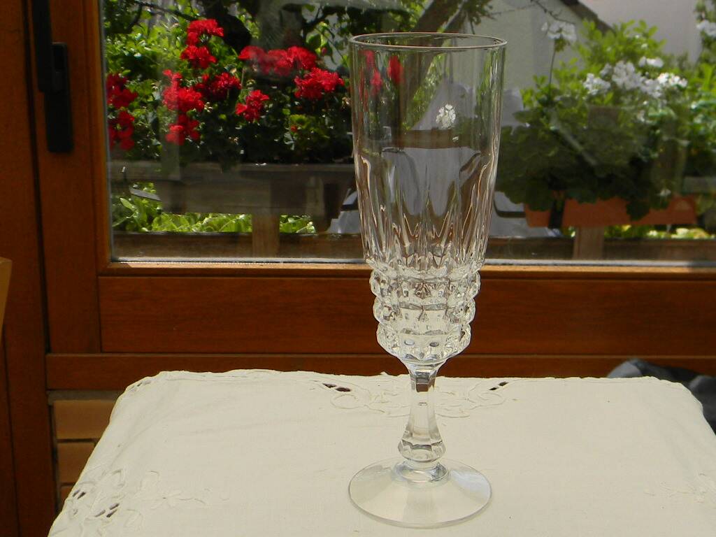 Set of 4 champagne flutes in arques crystal. model pompadour.