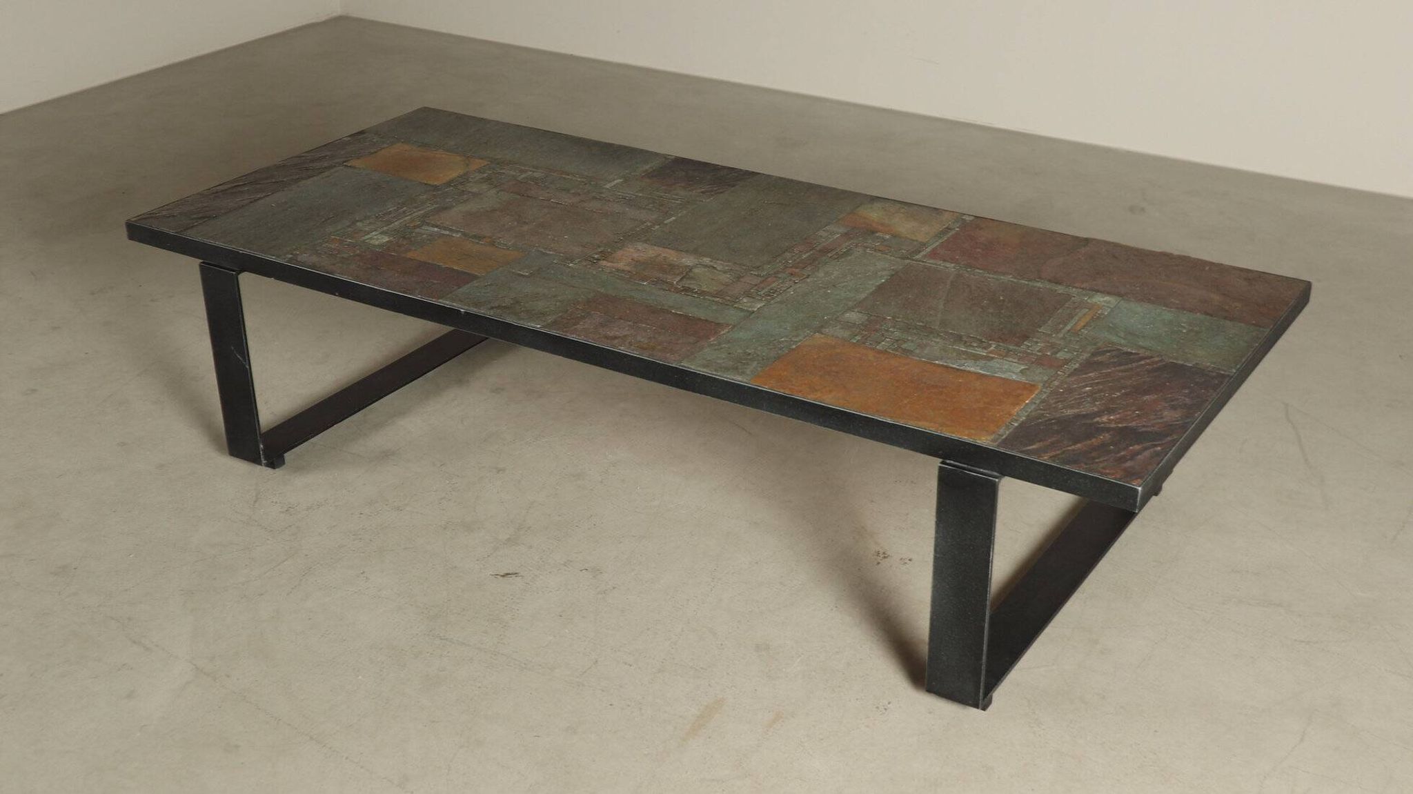 Table basse postmoderne par Pia Manu, Belgique