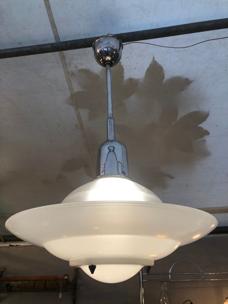 Suspension Art Déco moderniste française en verre Holophane, rare modèle au verre teinté blanc