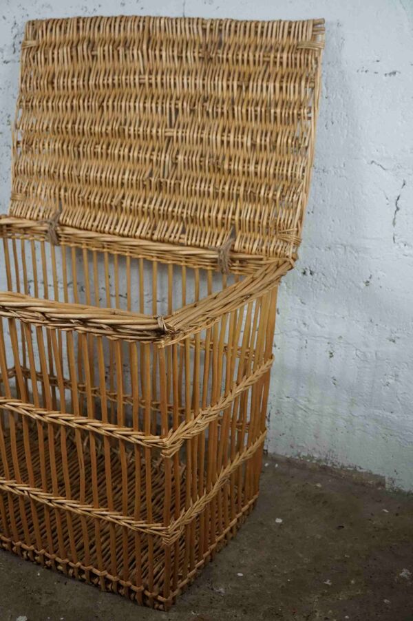 Malle en osier ancienne