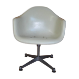 Herman Miller EAMES white shell armchair