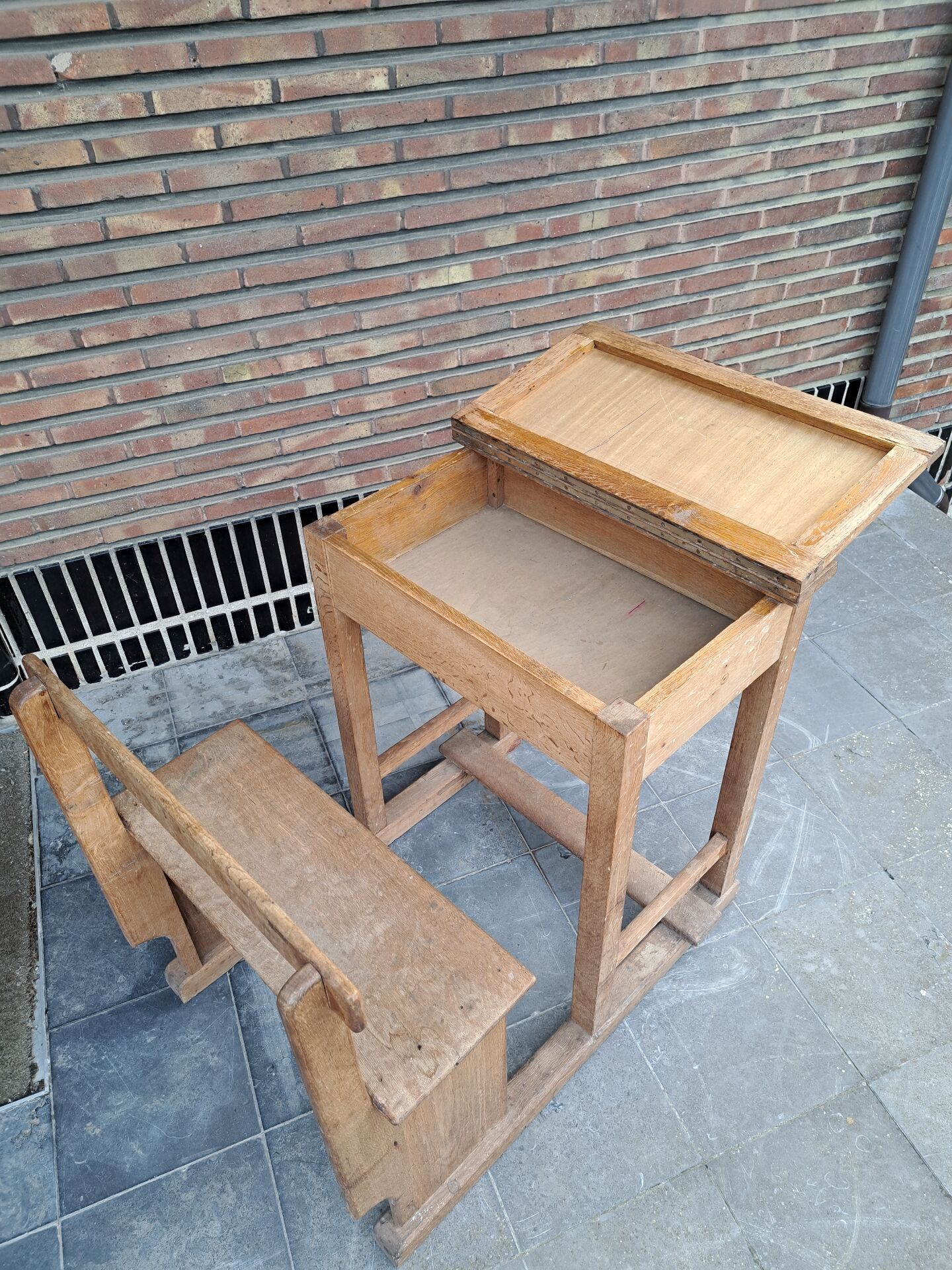 Table banc ou pupitre d'ecolier