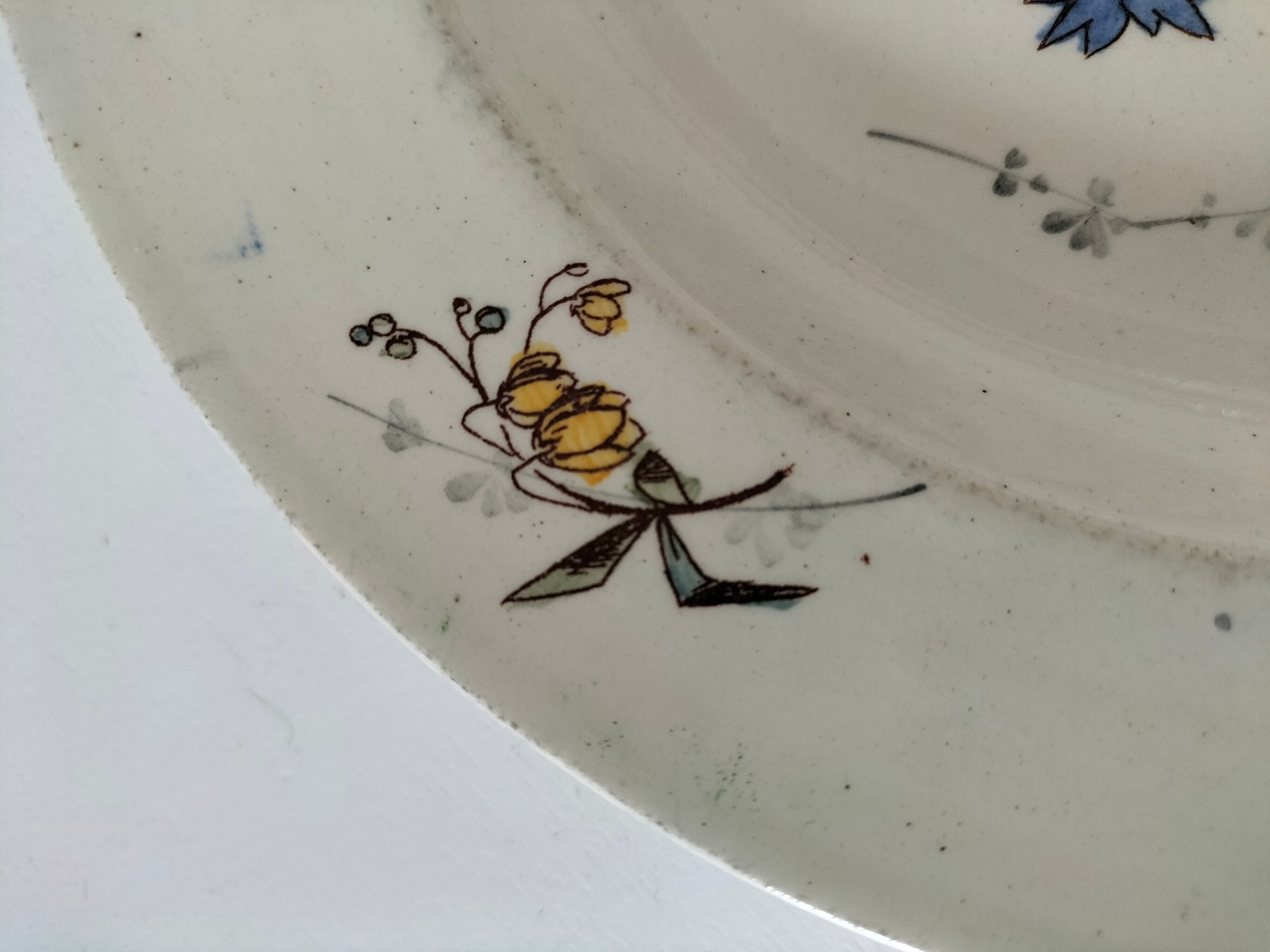 Assiette creuse Terre de Fer HB & Cie décor fleurs des champs 1900-1910