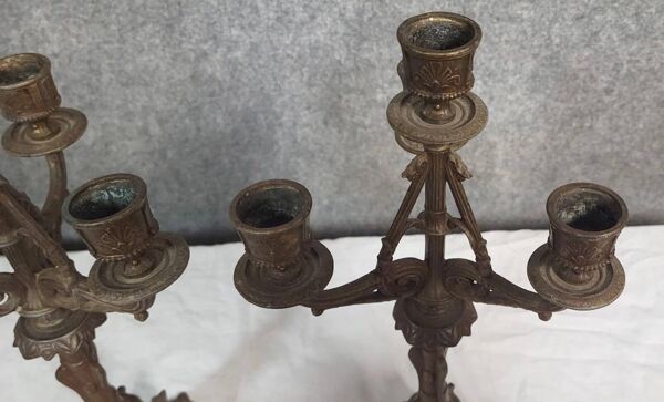 Paire de candélabres anciens en régule patiné bronze