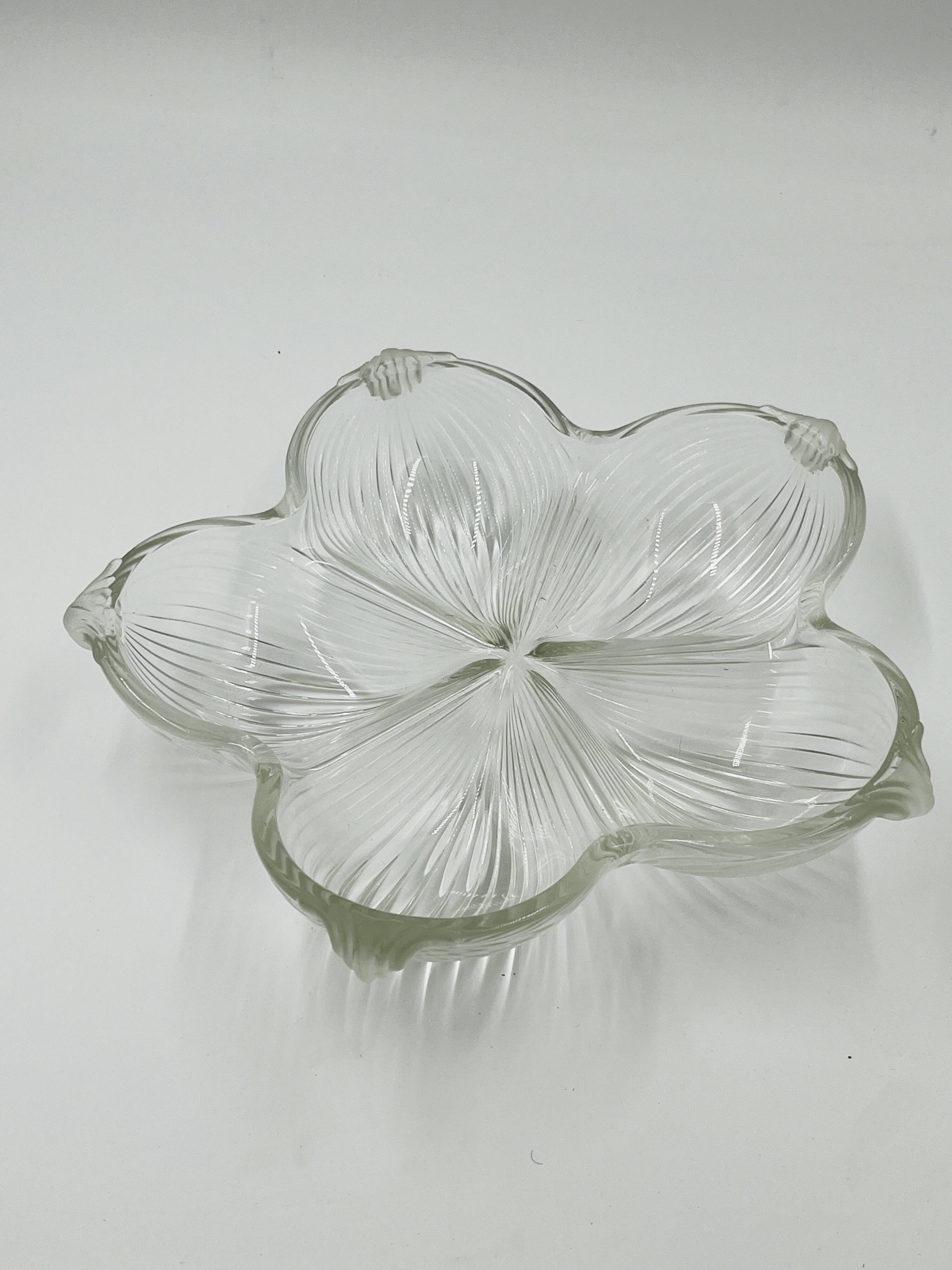 Plat en verre moulé fleur Art déco