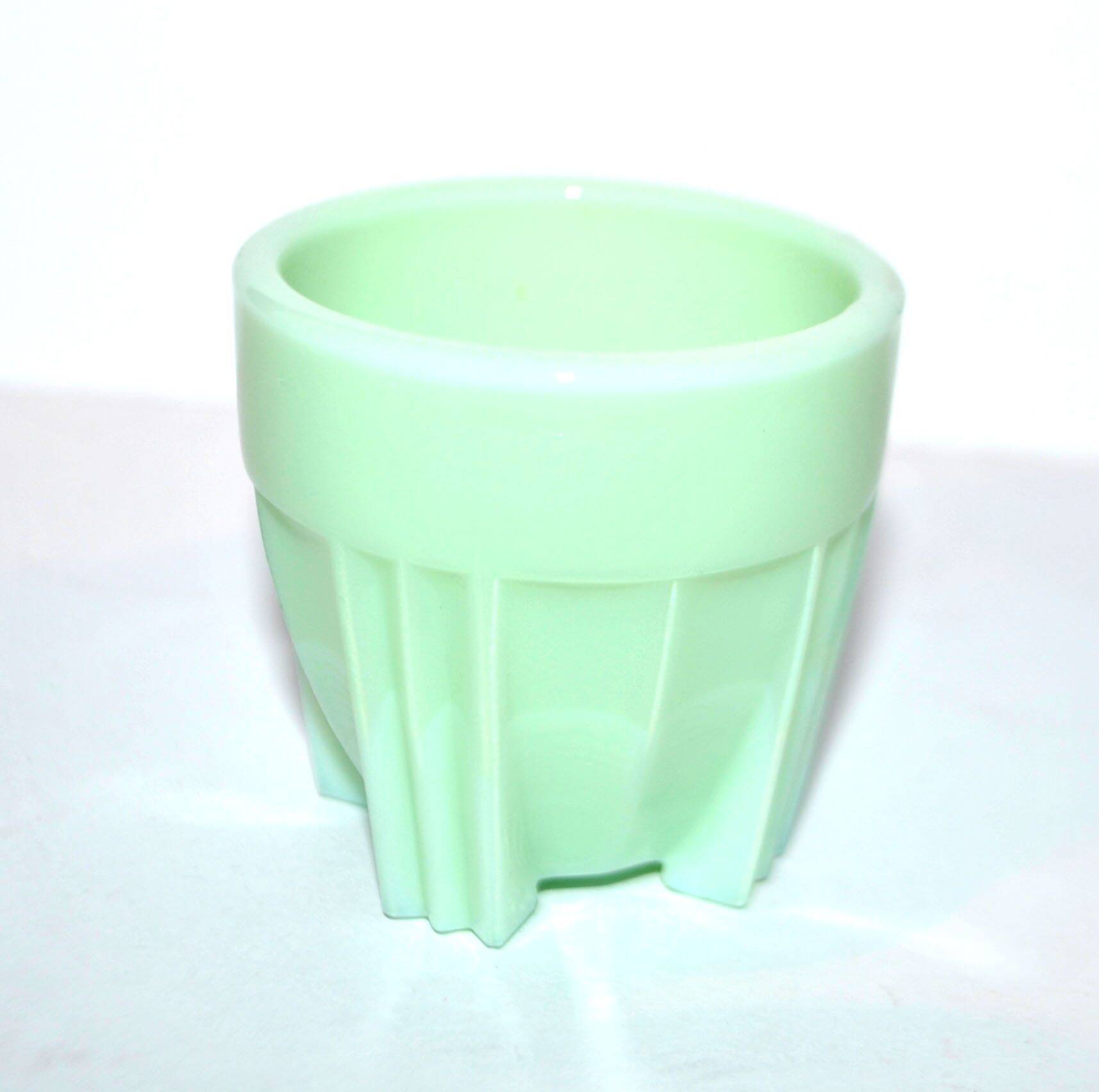 Egg cup – Art Deco cup in light green opaline glass
