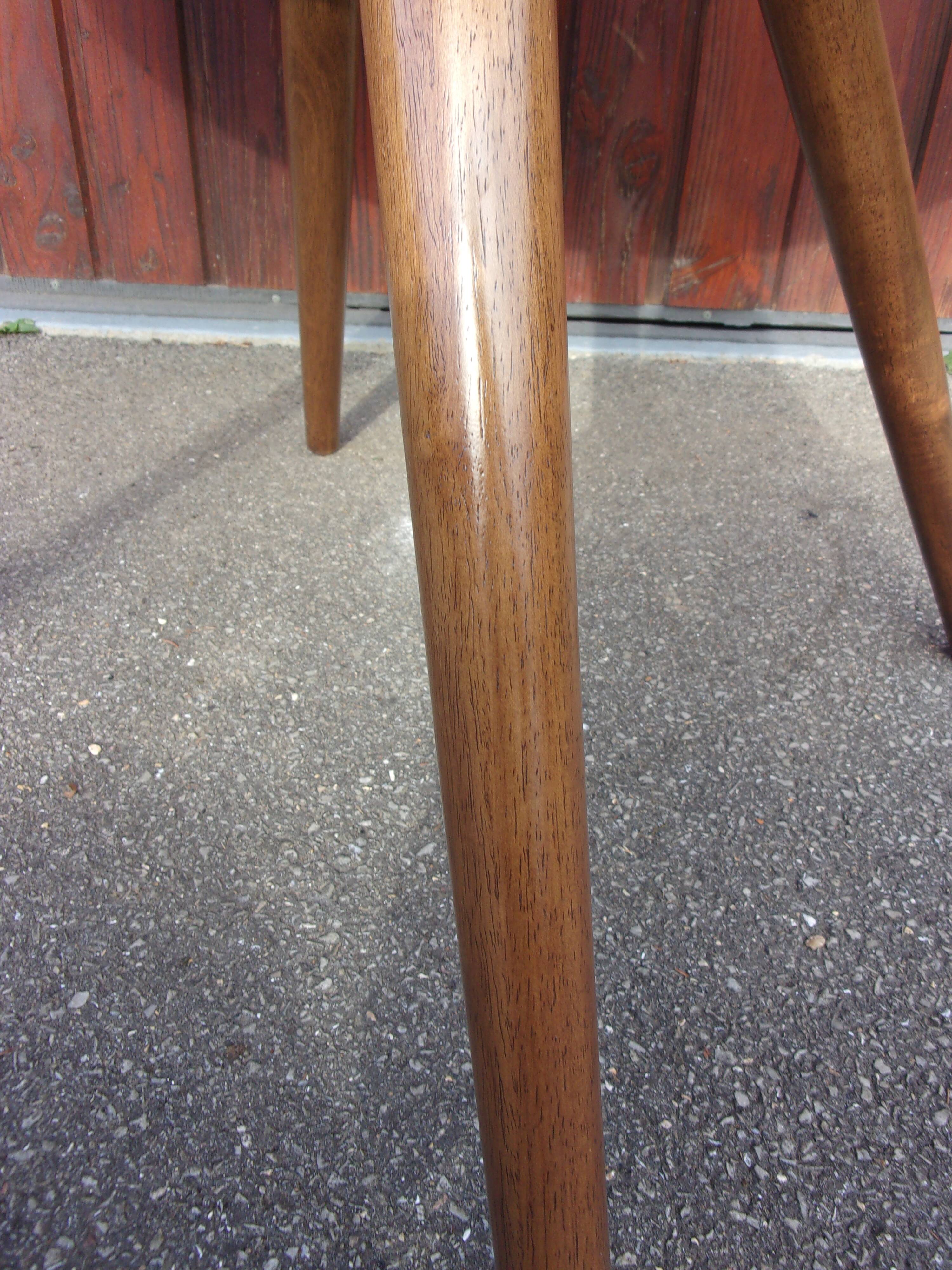 Round table compass feet