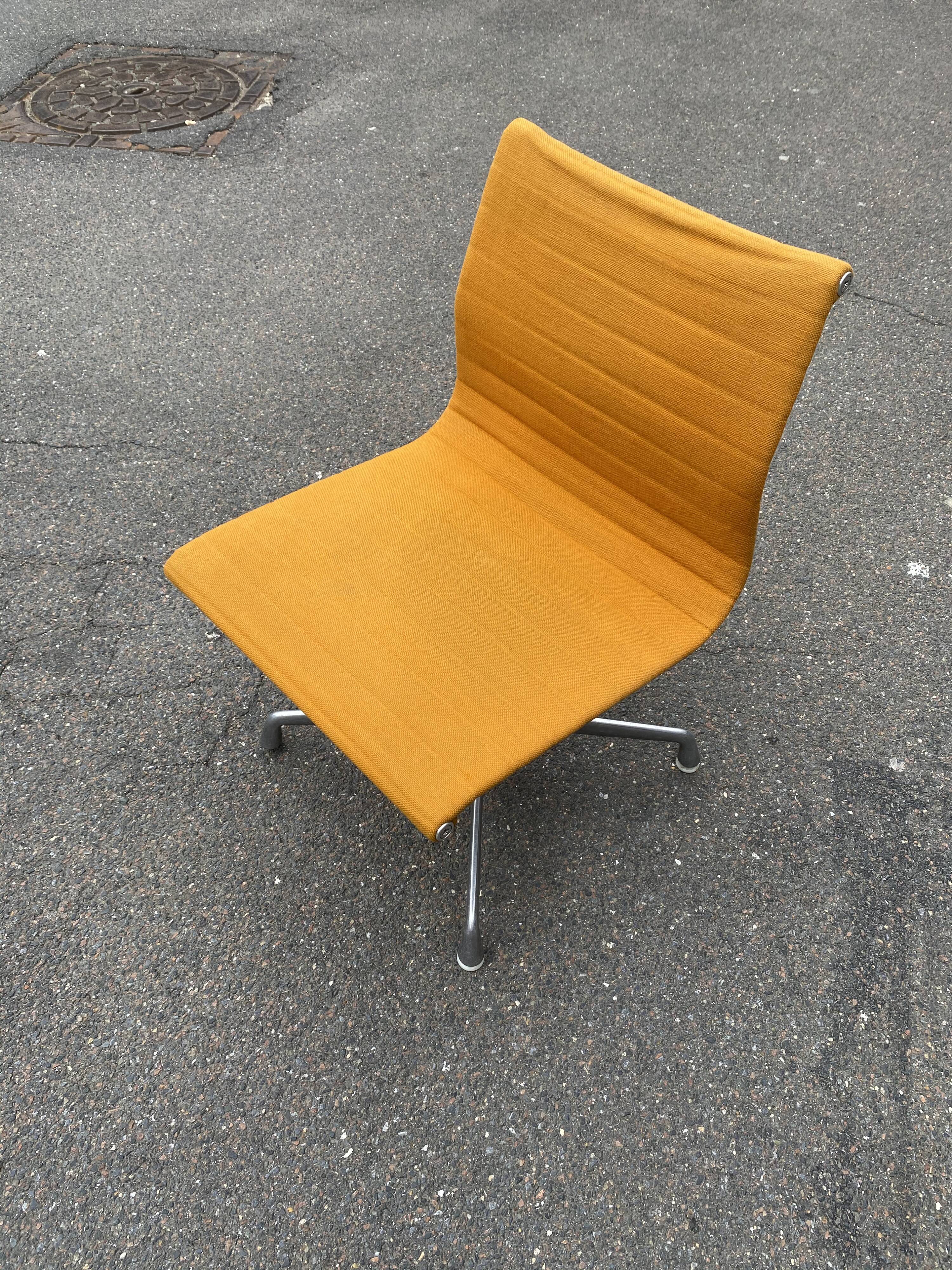Eames design armchair, Hermann Miller edition, Aluminium Group series