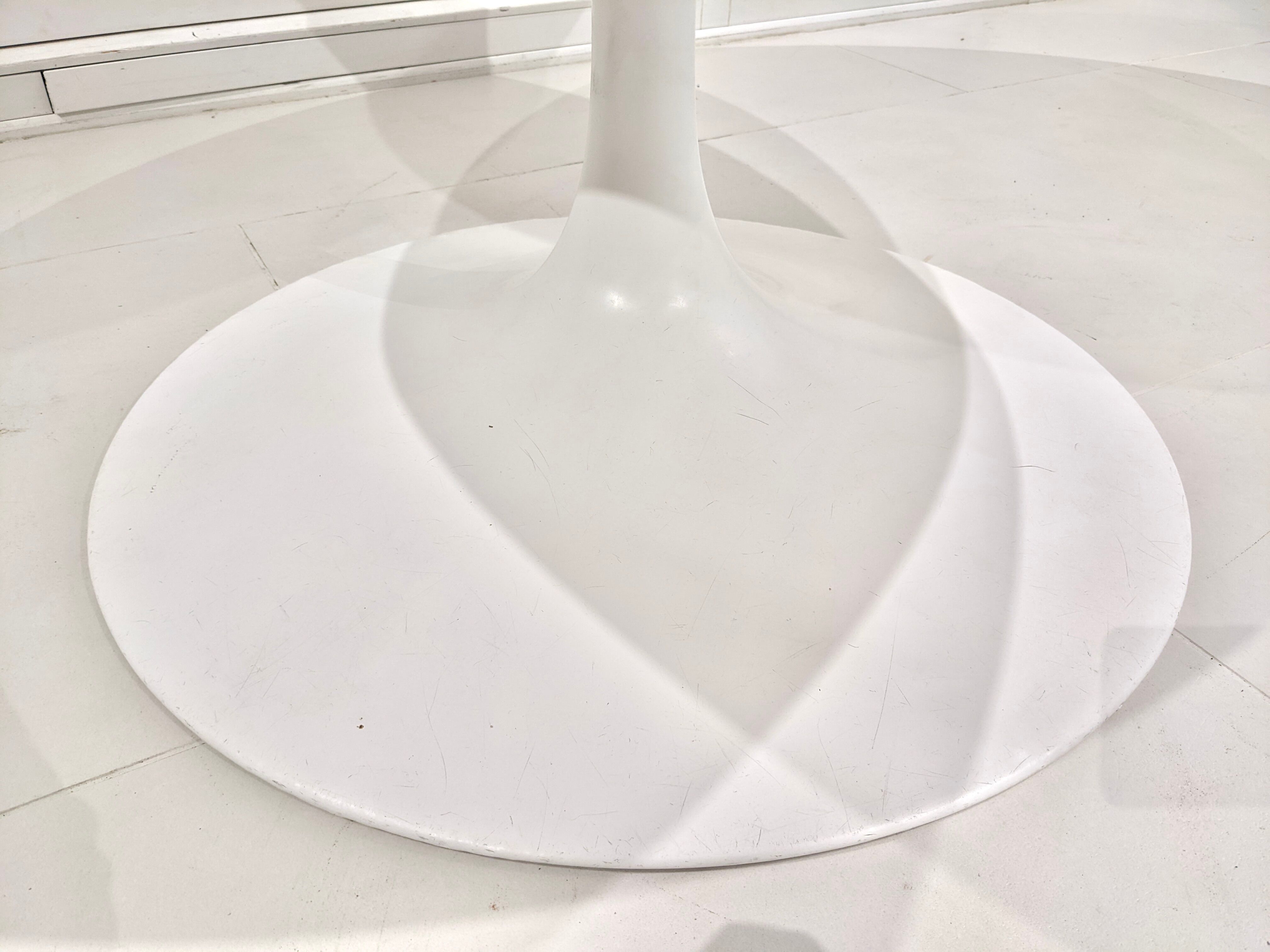 Round table in carrara mabre by Eero Saarinen for Knoll