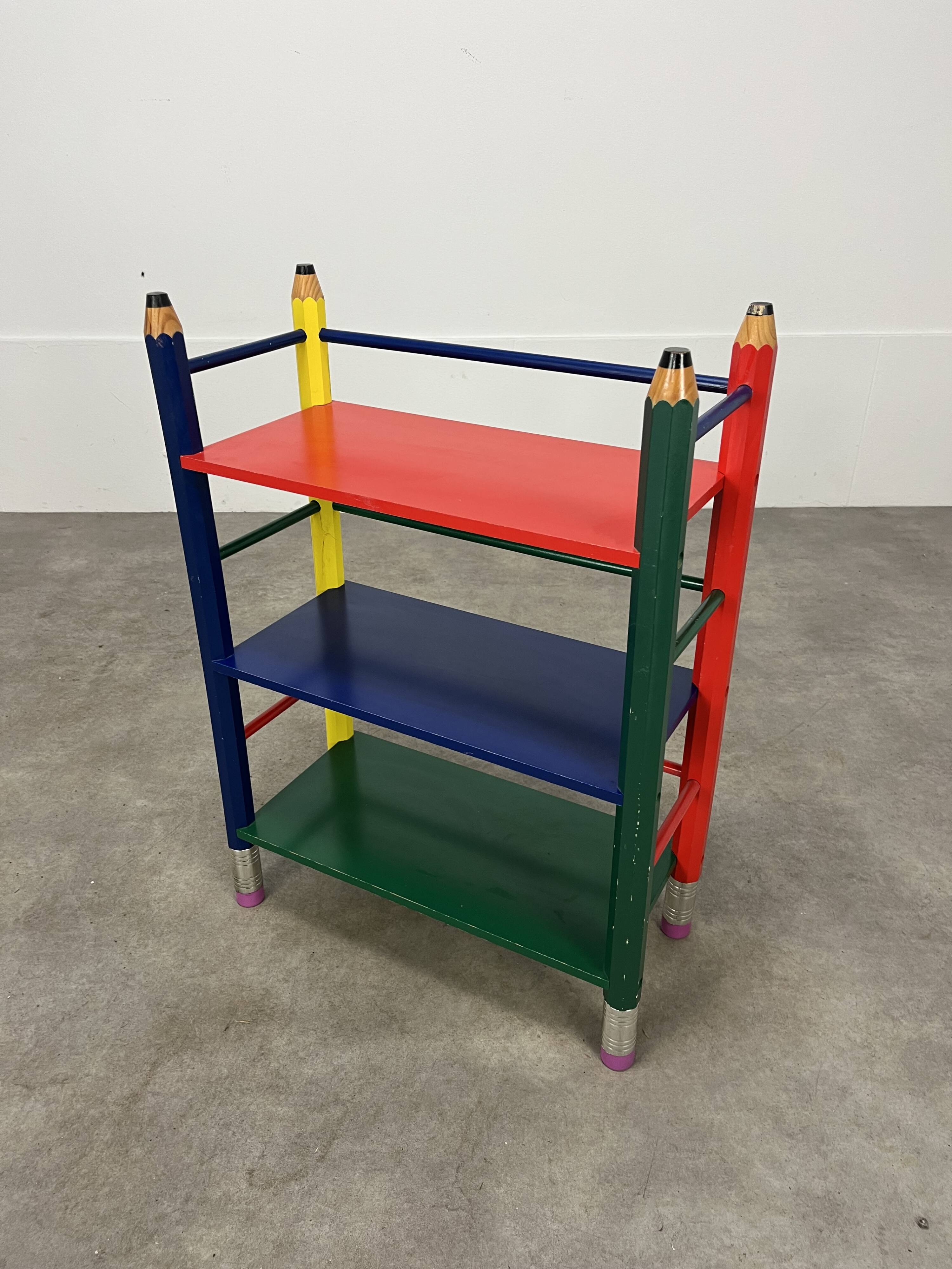 Etagère crayon style Pierre Sala pour enfants