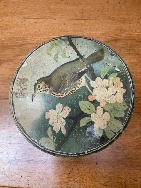 Metal biscuit tin