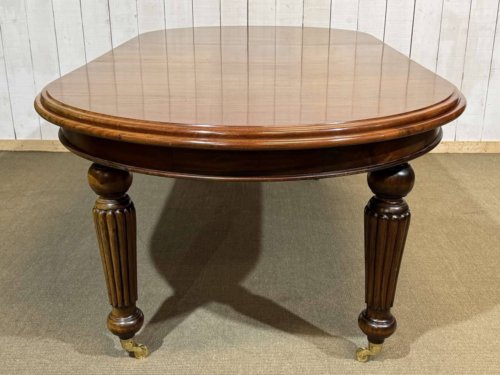 Victorian style oval mahogany table with 1 extension.
