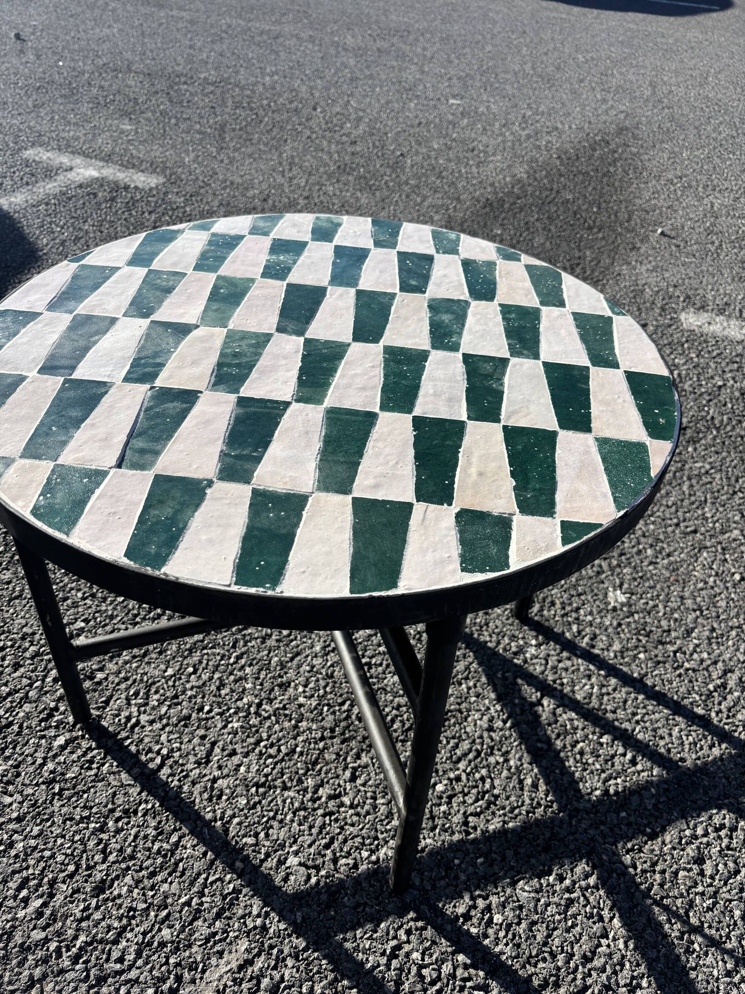 Round coffee table in green and white zellige – handcrafted Moroccan.