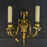 Paire d'appliques de style Louis XVI en bronze doré à deux feux