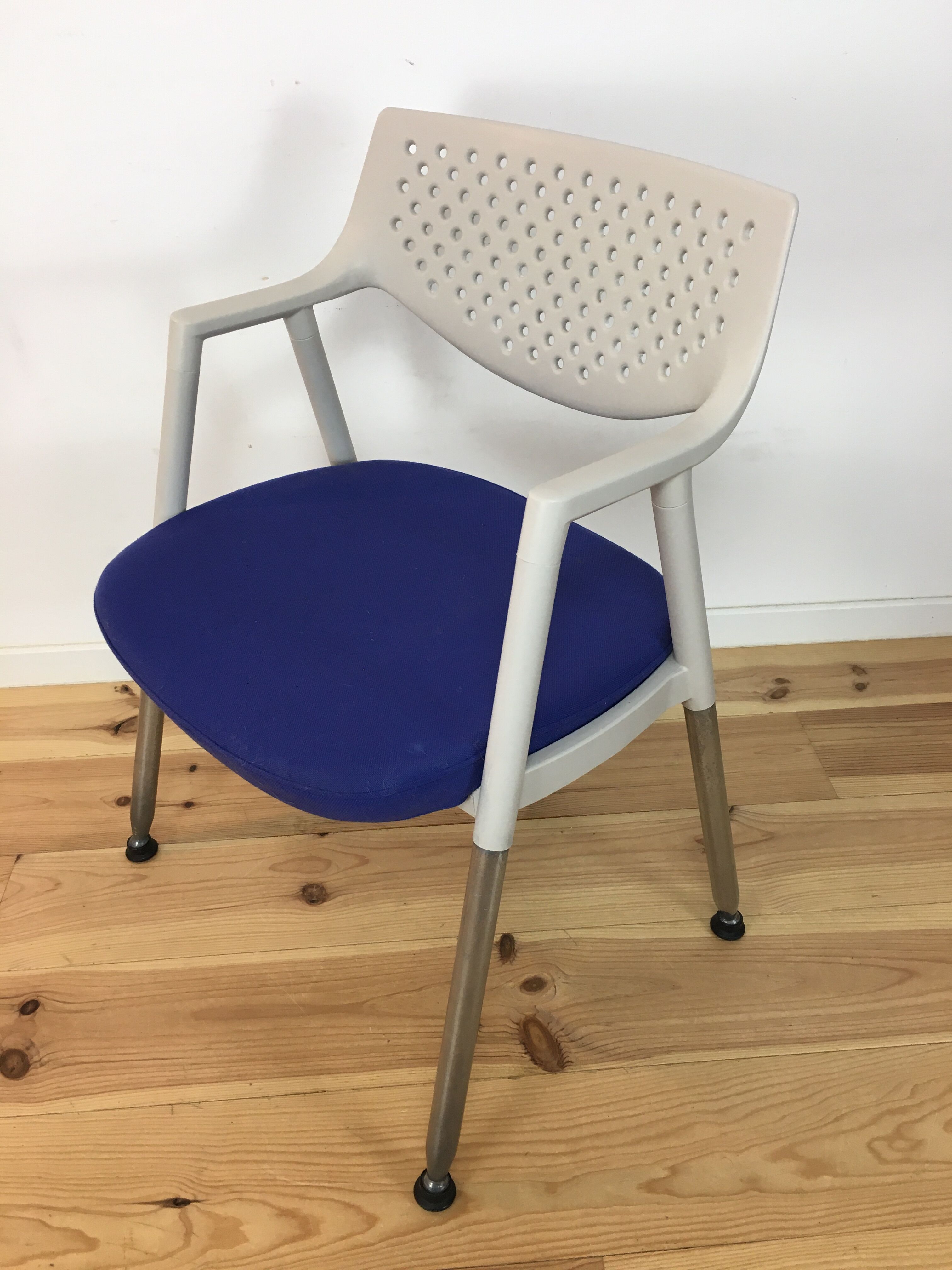 Chaise Vitra blanche et bleue
