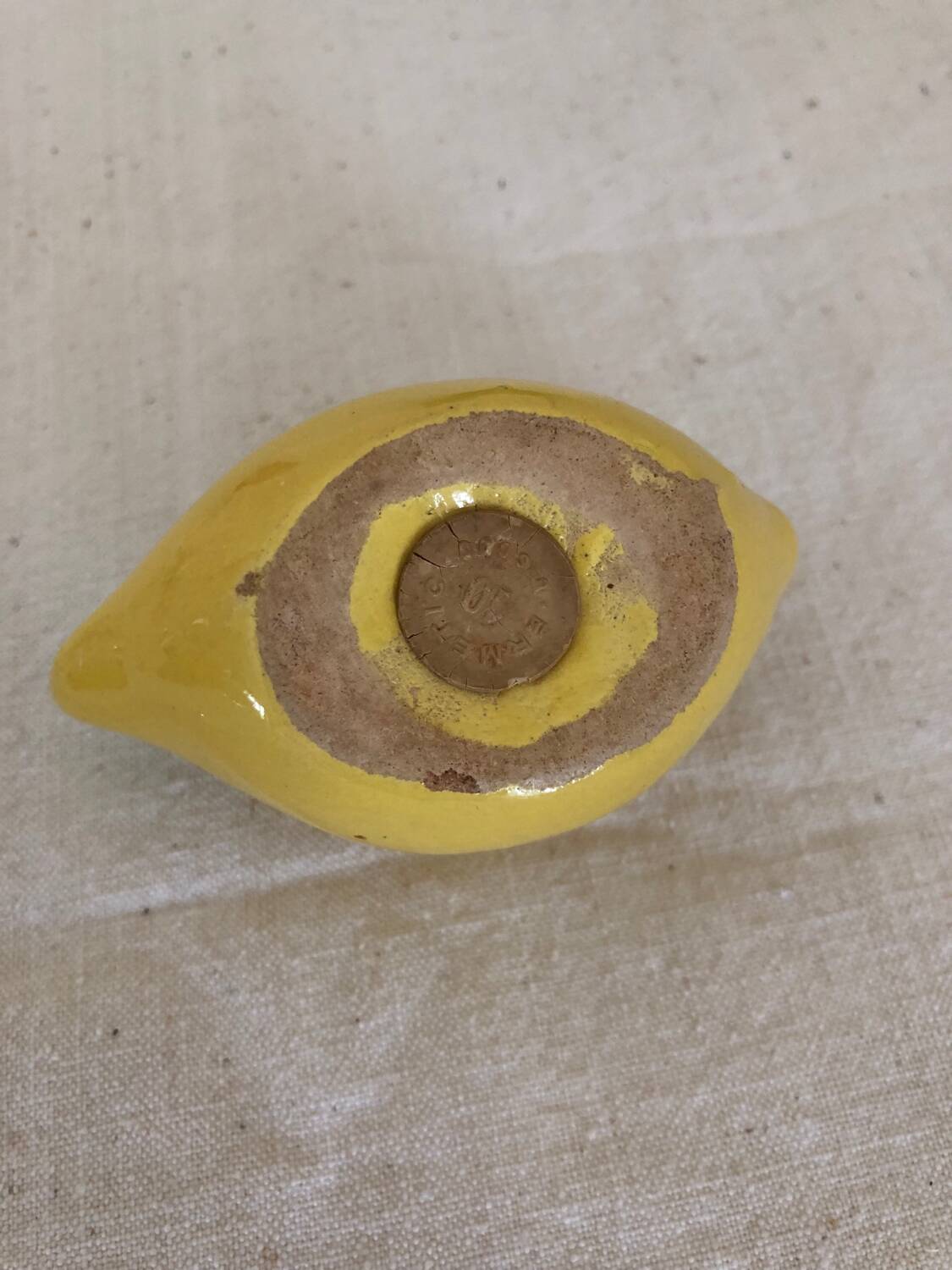 Lemon-shaped slip salt shaker