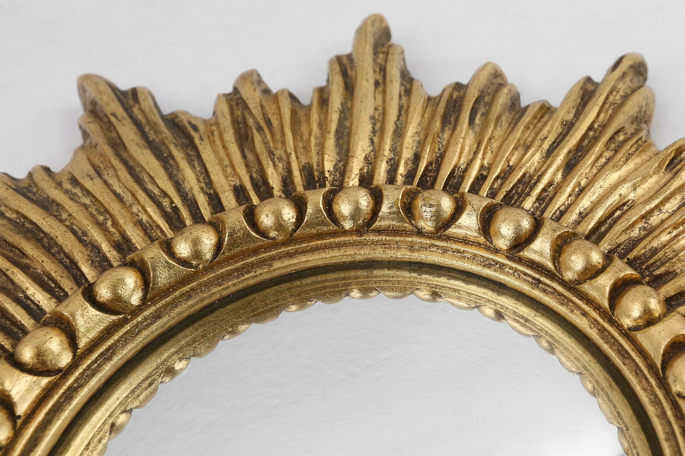 Miroir en résine en forme de soleil doré avec miroir convexe, France, années 1960.