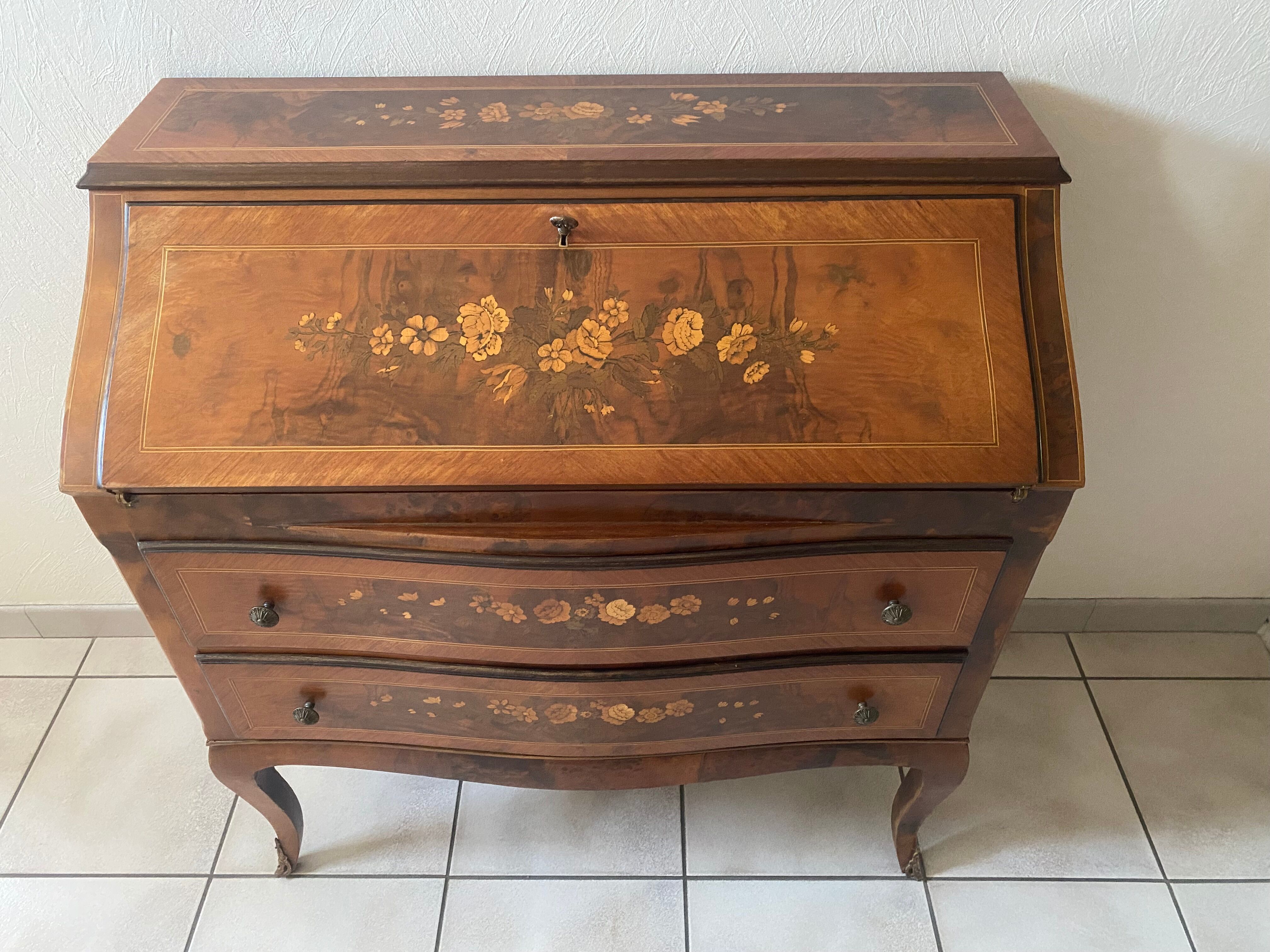 Drop-leaf desk