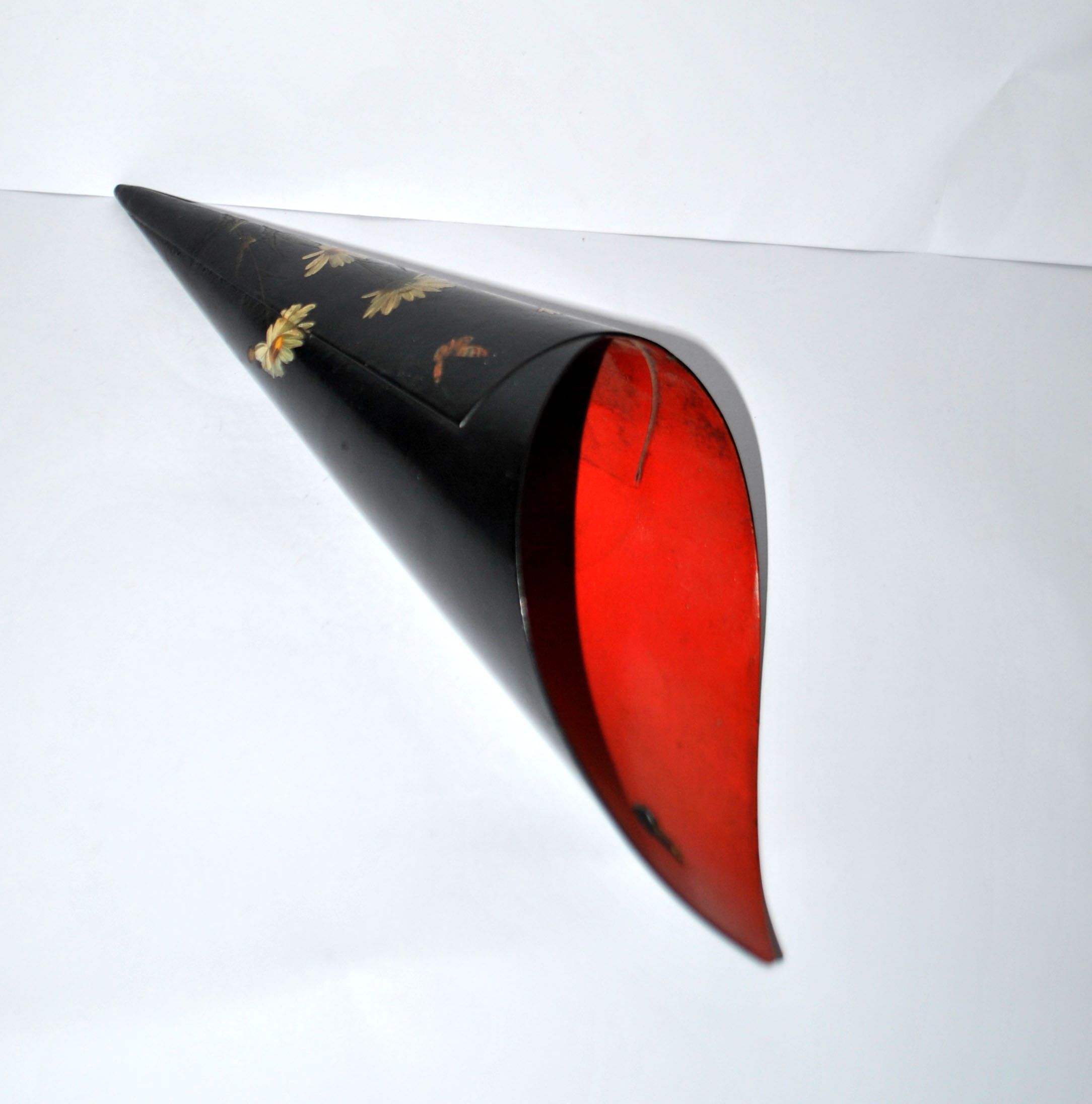 Cornet vase in "Chinese lacquer" floral Napoleon III black and red