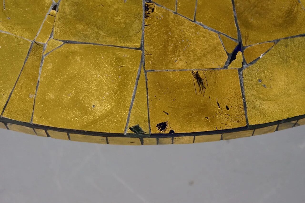 Table basse ornée d'une mosaïque à la feuille d'or 18 carats