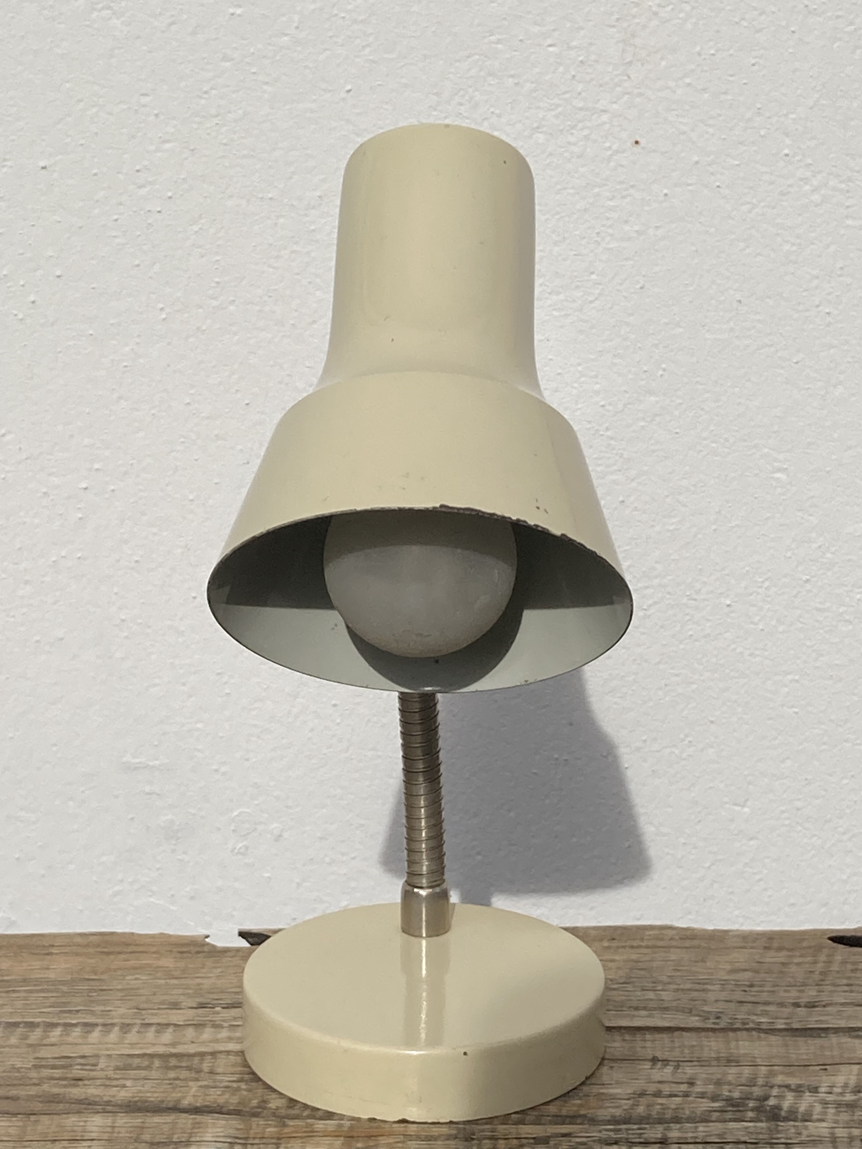 Vintage articulated industrial beige metal desk lamp