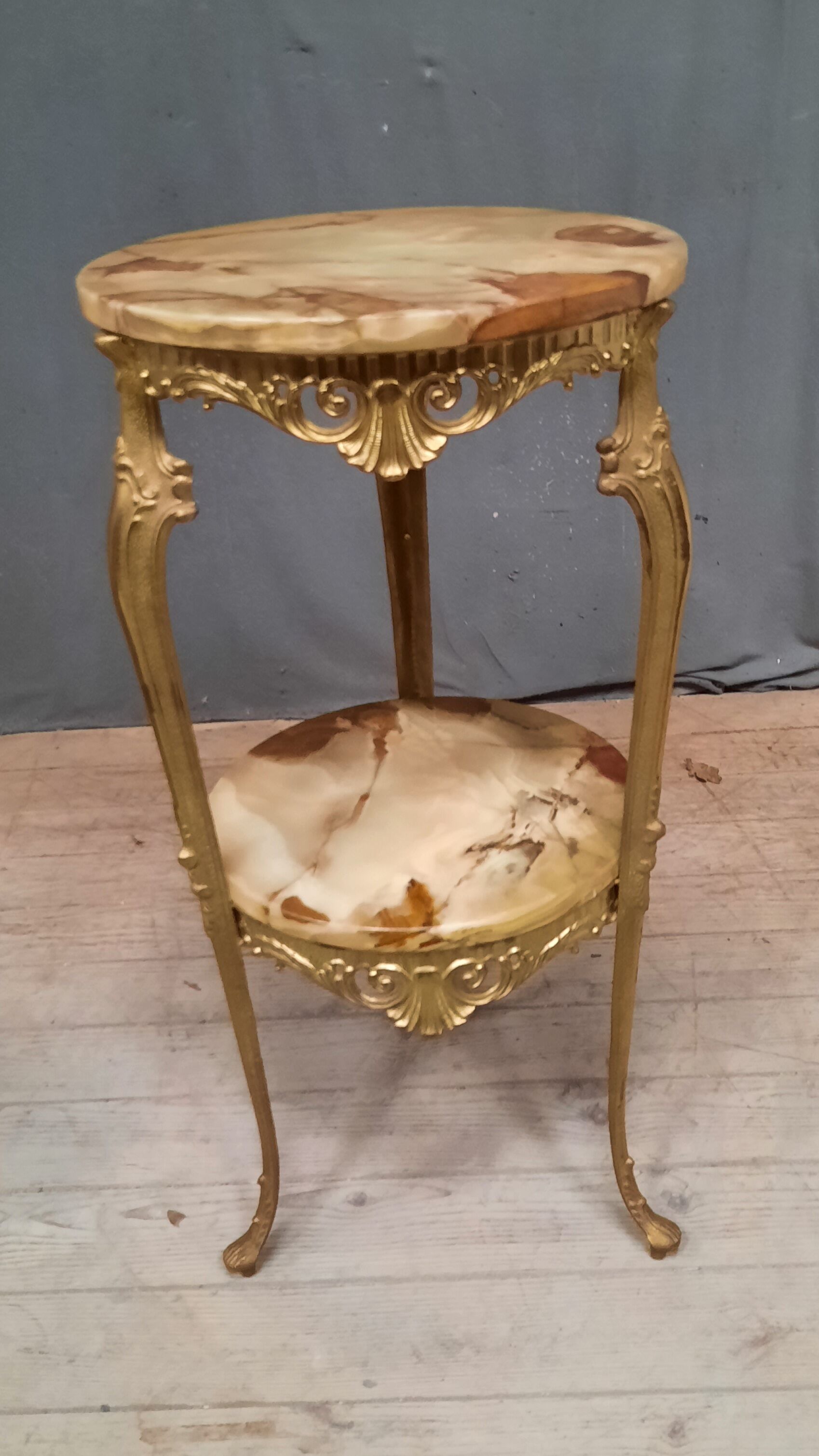 Selette metal and onyx