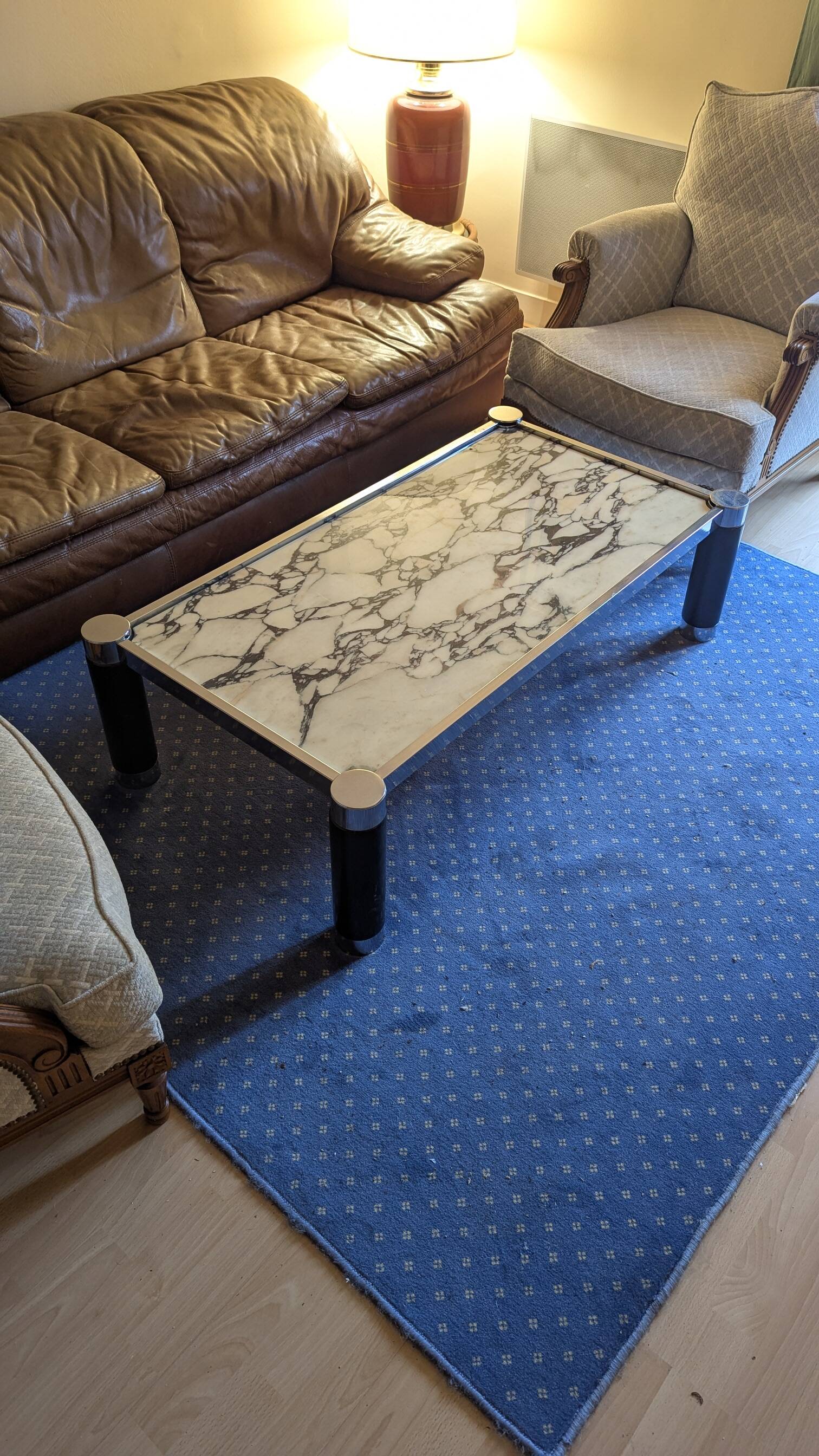 Vintage coffee table in veined white Carrara marble and chrome metal – Anné