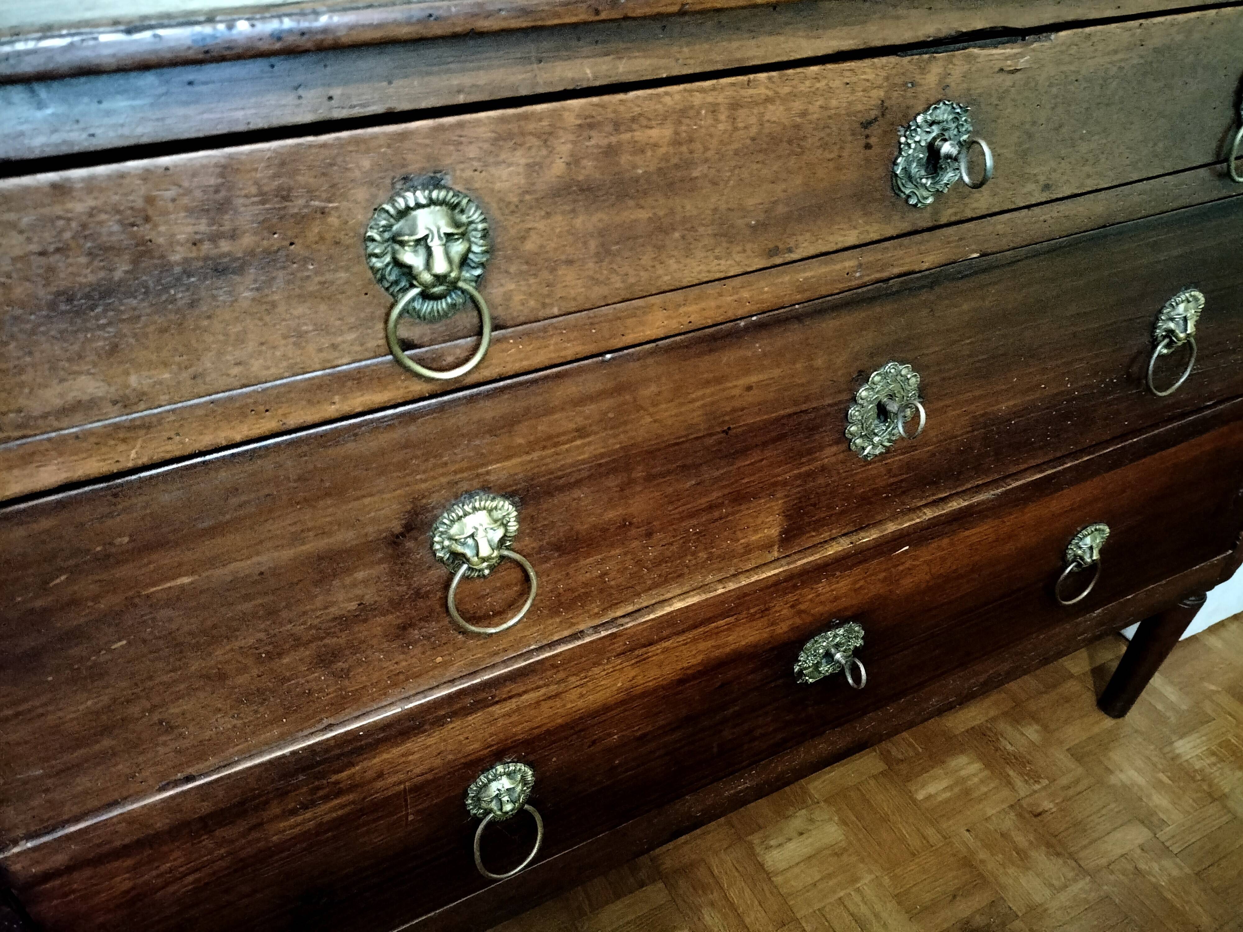 Jumping chest of drawers with 3 drawers in solid walnut, Restoration style.