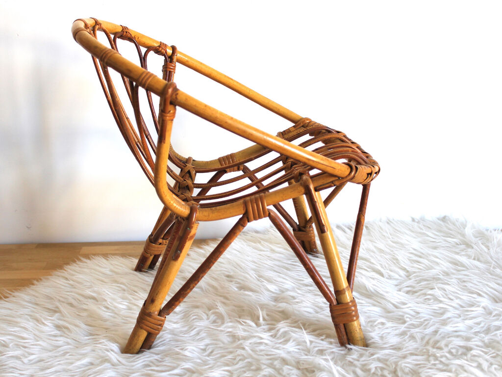 Child chair in rattan shell shape