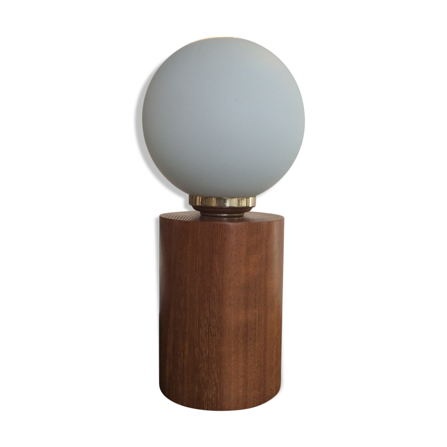 Lampe vintage en bois et globe boule en opaline