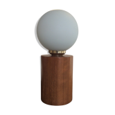 Lampe vintage en bois et globe boule en opaline