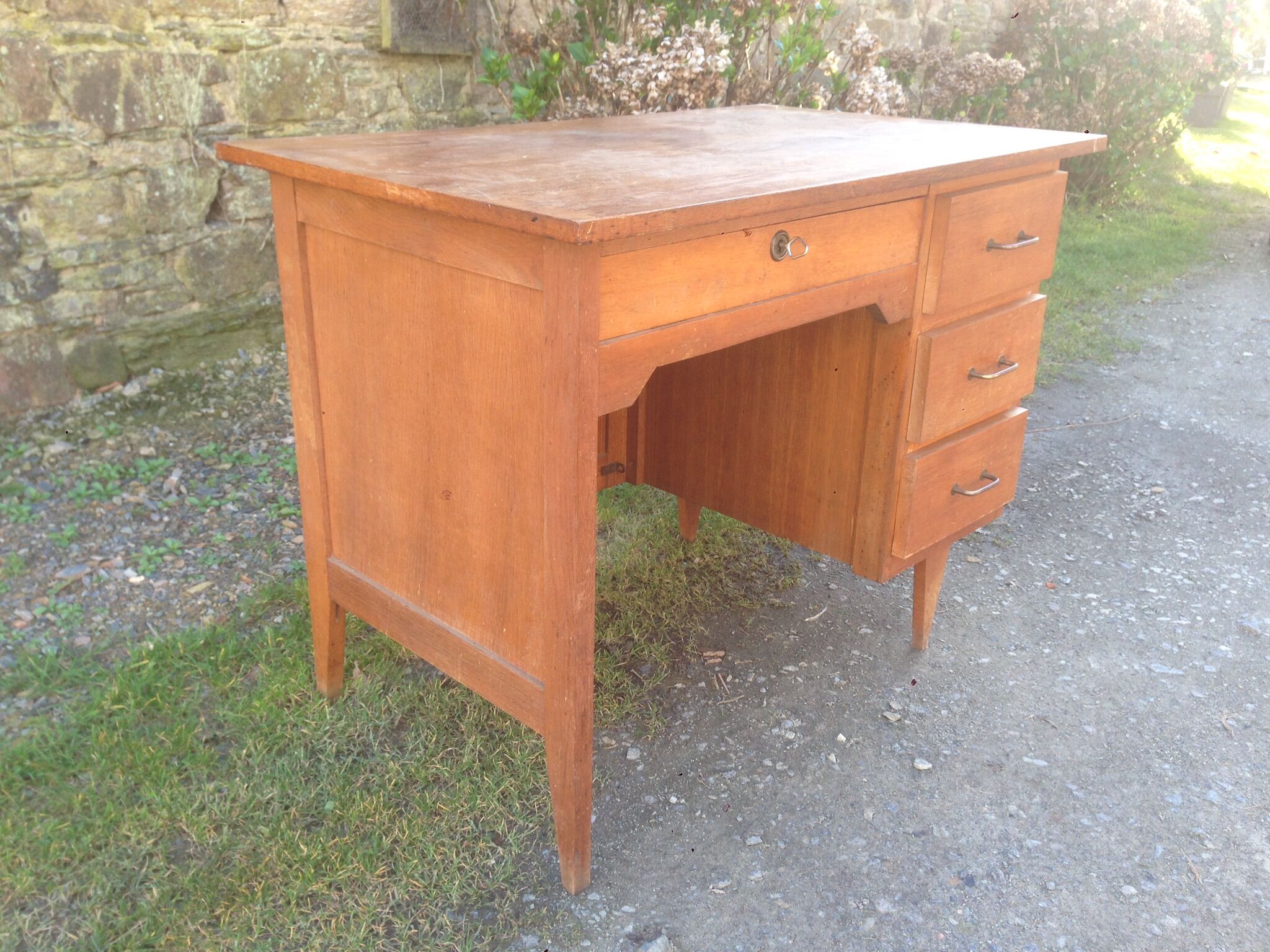 Bureau de secrétaire vintage en chêne pieds compas.